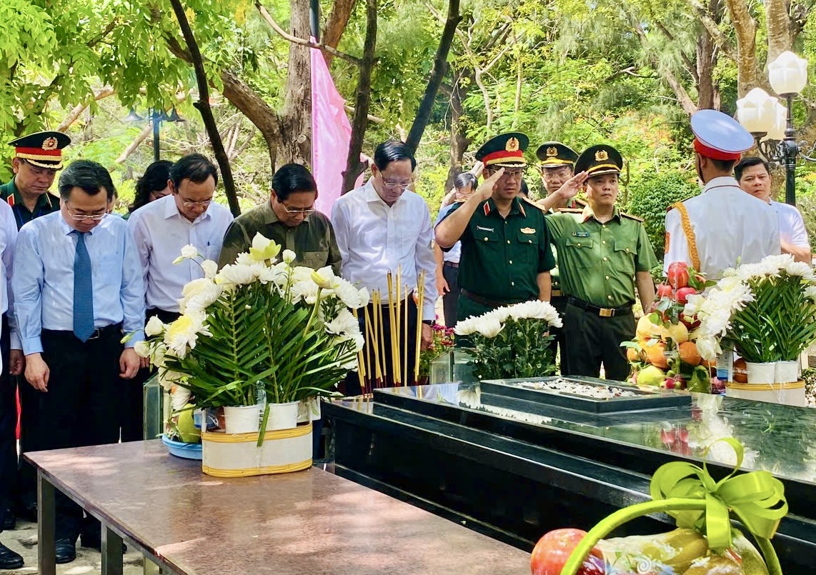 Thủ tướng d&acirc;ng hương tưởng niệm c&aacute;c Anh h&ugrave;ng liệt sĩ tại Nghĩa trang H&agrave;ng Dương- Ảnh 10.