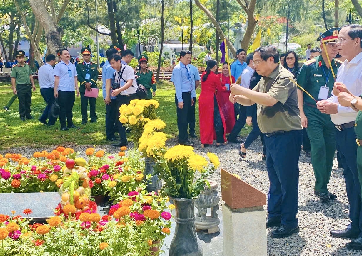 Thủ tướng d&acirc;ng hương tưởng niệm c&aacute;c Anh h&ugrave;ng liệt sĩ tại Nghĩa trang H&agrave;ng Dương- Ảnh 1.