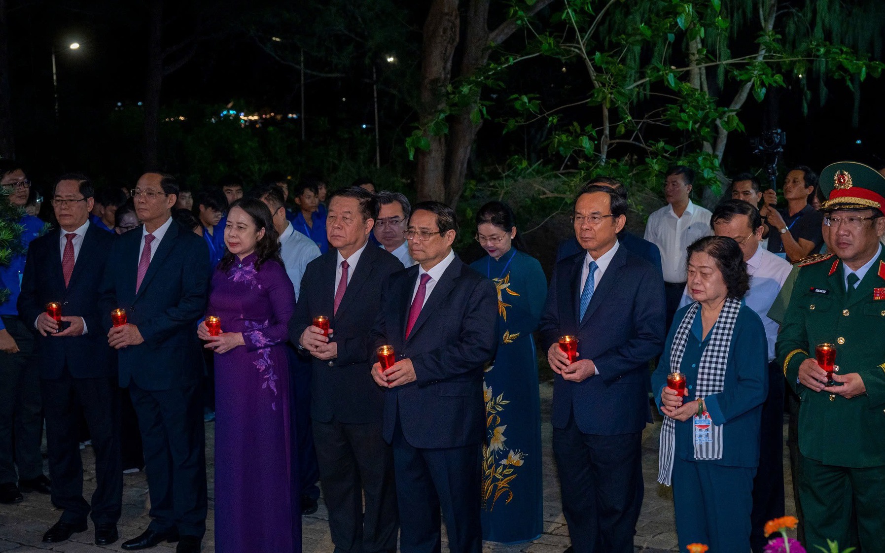 50 năm giải ph&oacute;ng, C&ocirc;n Đảo rực s&aacute;ng đ&ecirc;m tri &acirc;n