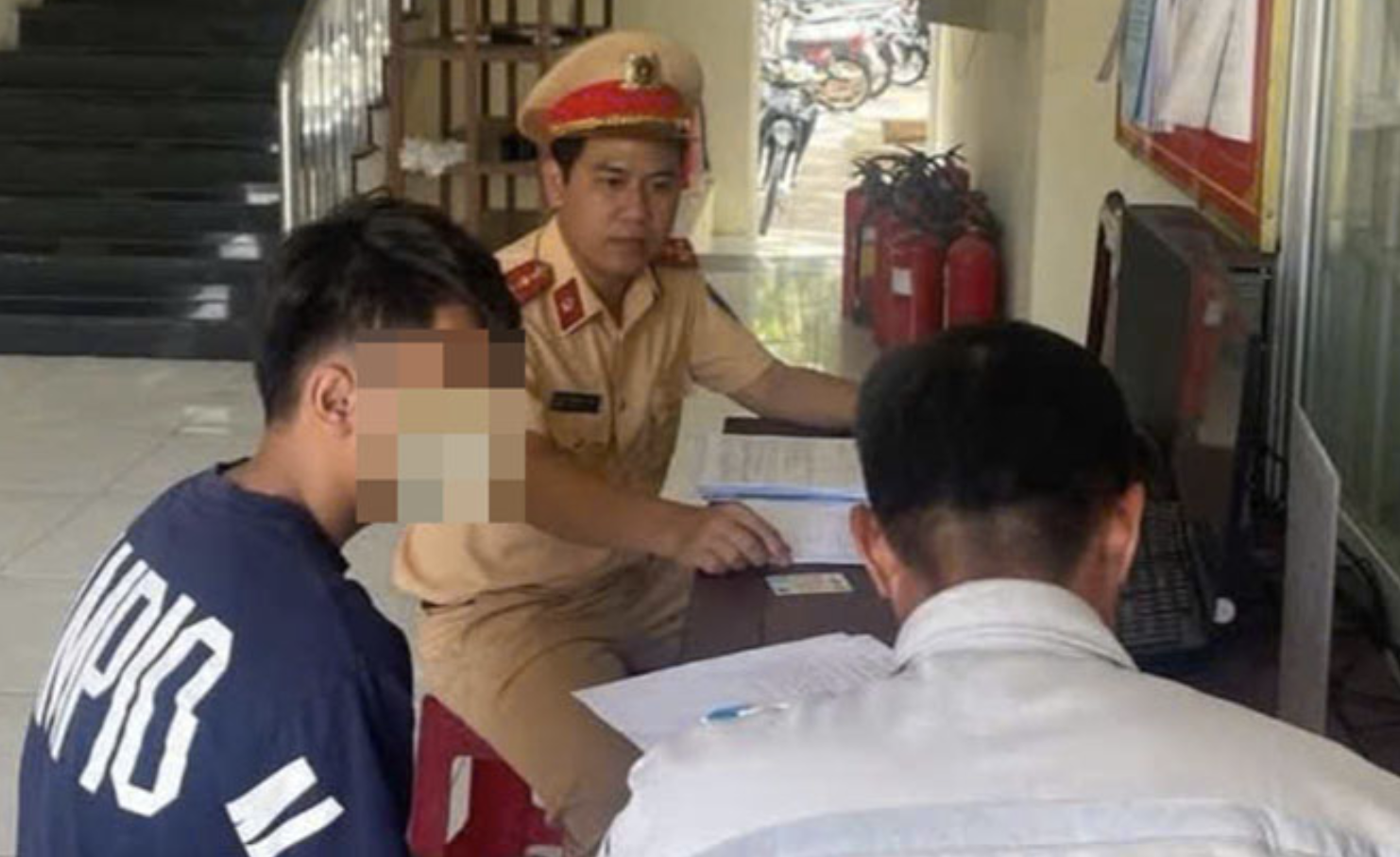 Mời nam sinh lớp 10 lái xe máy bằng chân lên công an làm việc- Ảnh 1. Mời nam sinh lớp 10 lái xe máy bằng chân lên công an làm việc- Ảnh 1.