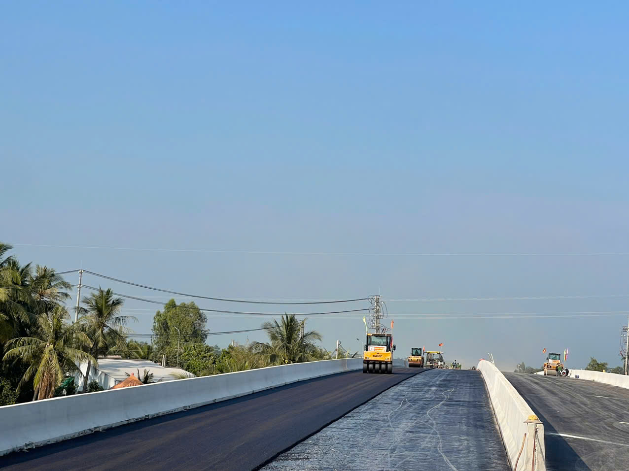 T&acirc;m t&igrave;nh những người b&aacute;m c&ocirc;ng trường cao tốc Cần Thơ - C&agrave; Mau xuy&ecirc;n lễ- Ảnh 4.