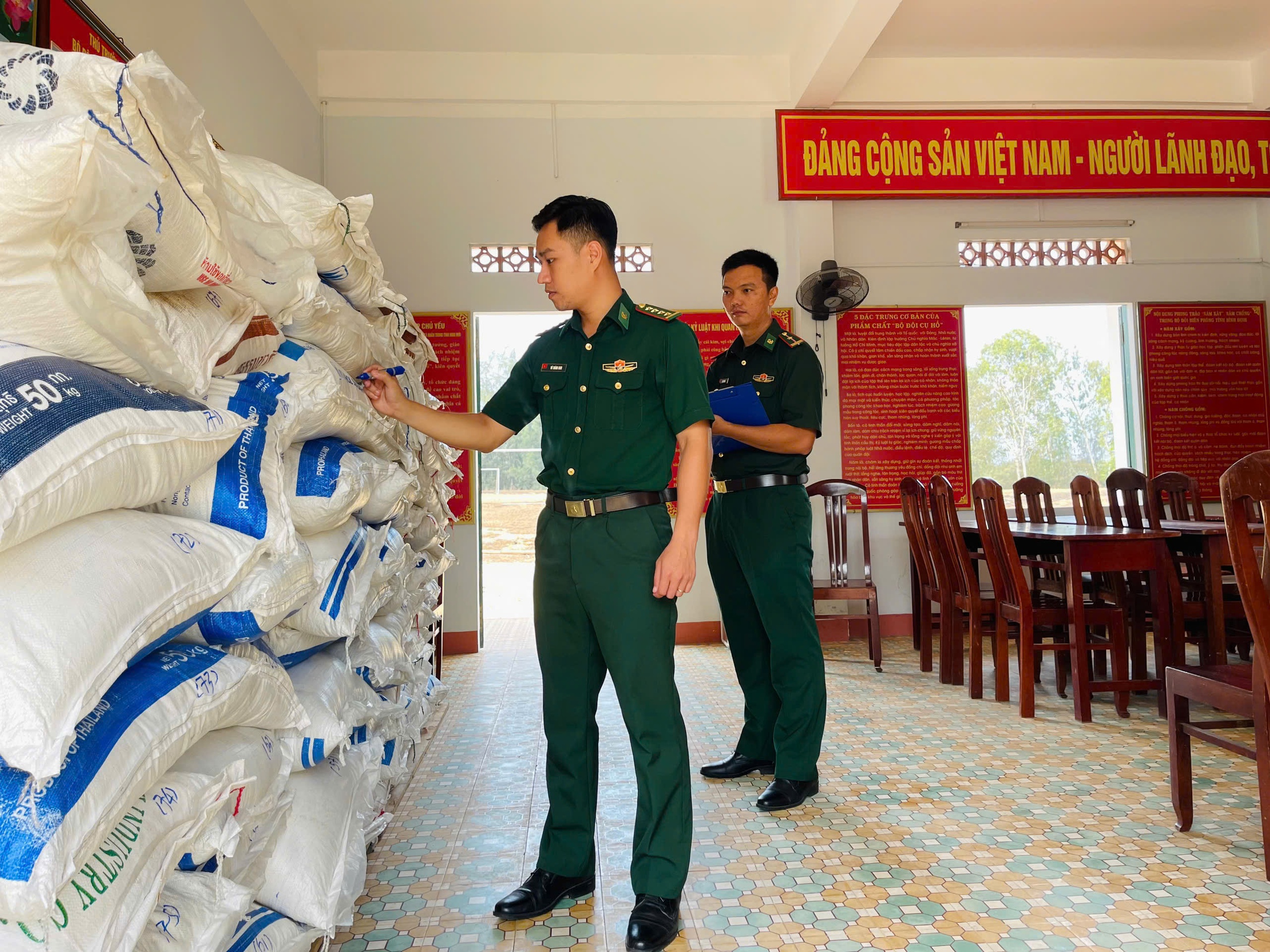 Đấu tranh chống bu&ocirc;n lậu, h&agrave;ng giả: Xử l&yacute; một vụ, cảnh tỉnh cả v&ugrave;ng- Ảnh 3.