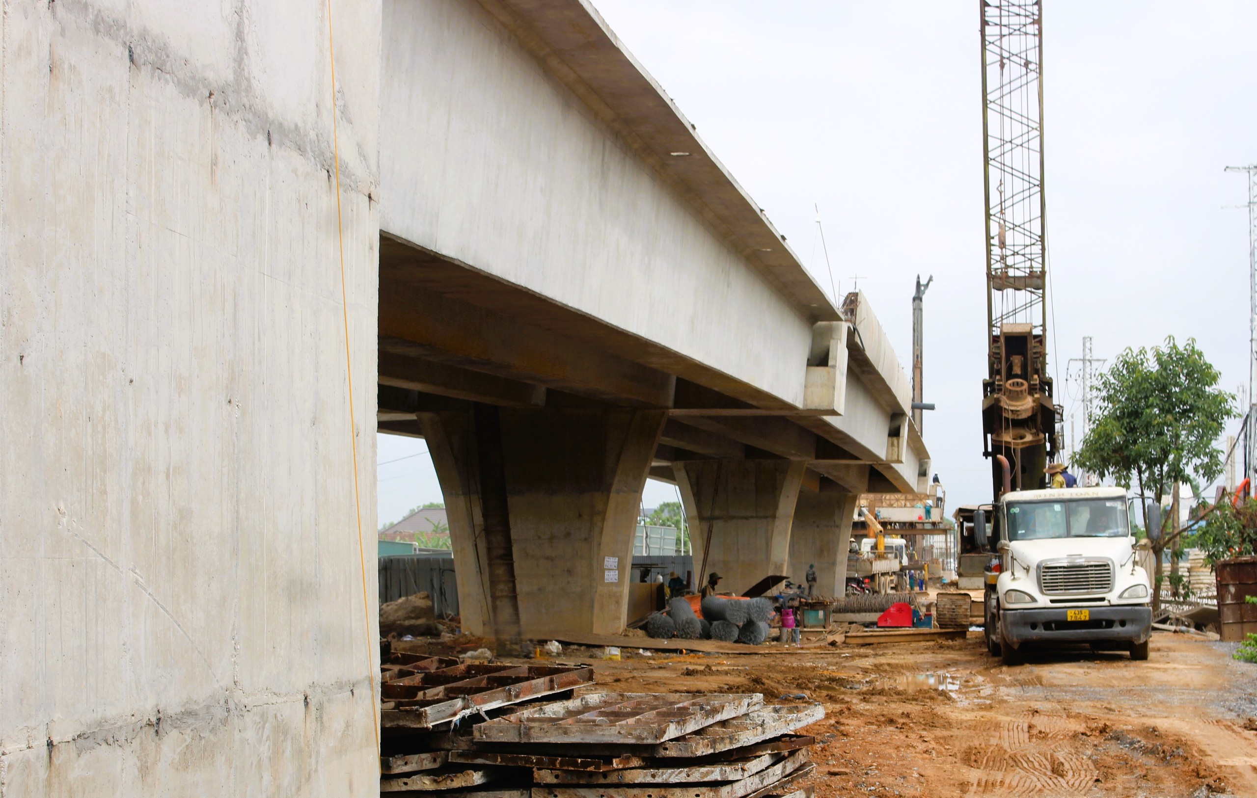 Cận cảnh 3 cầu vượt n&uacute;t giao cao tốc Vạn Ninh - Cam Lộ bứt ph&aacute; tiến độ sau khi c&oacute; mặt bằng- Ảnh 1.