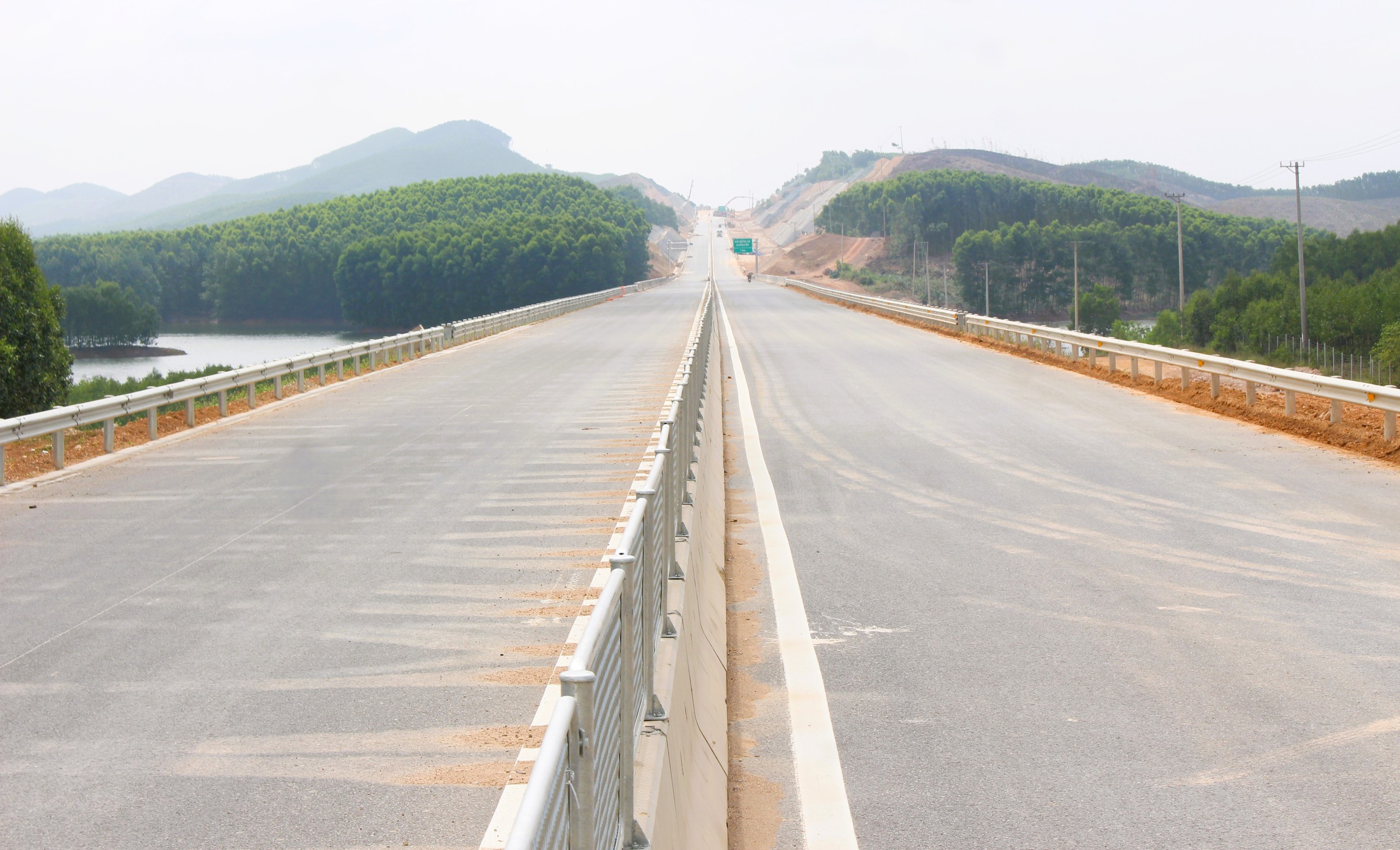 Cận cảnh 3 cầu vượt n&uacute;t giao cao tốc Vạn Ninh - Cam Lộ bứt ph&aacute; tiến độ sau khi c&oacute; mặt bằng- Ảnh 14.