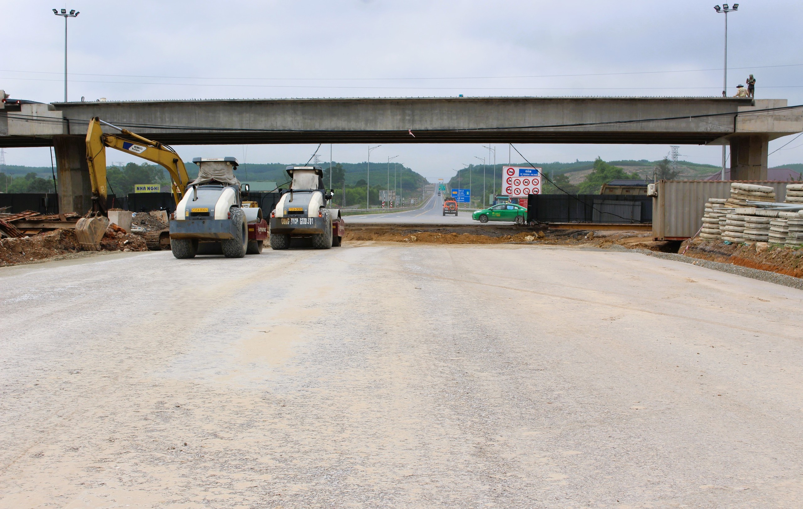 Cận cảnh 3 cầu vượt n&uacute;t giao cao tốc Vạn Ninh - Cam Lộ bứt ph&aacute; tiến độ sau khi c&oacute; mặt bằng- Ảnh 3.