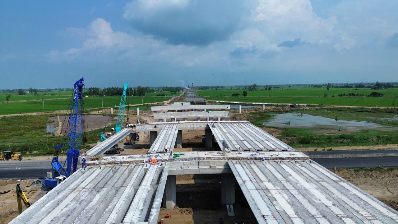 Thứ trưởng Phạm Minh H&agrave;: Đẩy tiến độ c&aacute;c dự &aacute;n tr&ecirc;n nguy&ecirc;n tắc kh&ocirc;ng tăng tổng mức đầu tư- Ảnh 6.