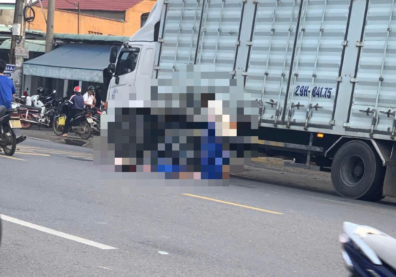 Va chạm xe máy và xe đầu kéo trên quốc lộ 1, người đàn ông tử vong tại chỗ- Ảnh 1. Va chạm xe máy và xe đầu kéo trên quốc lộ 1, người đàn ông tử vong tại chỗ- Ảnh 1.