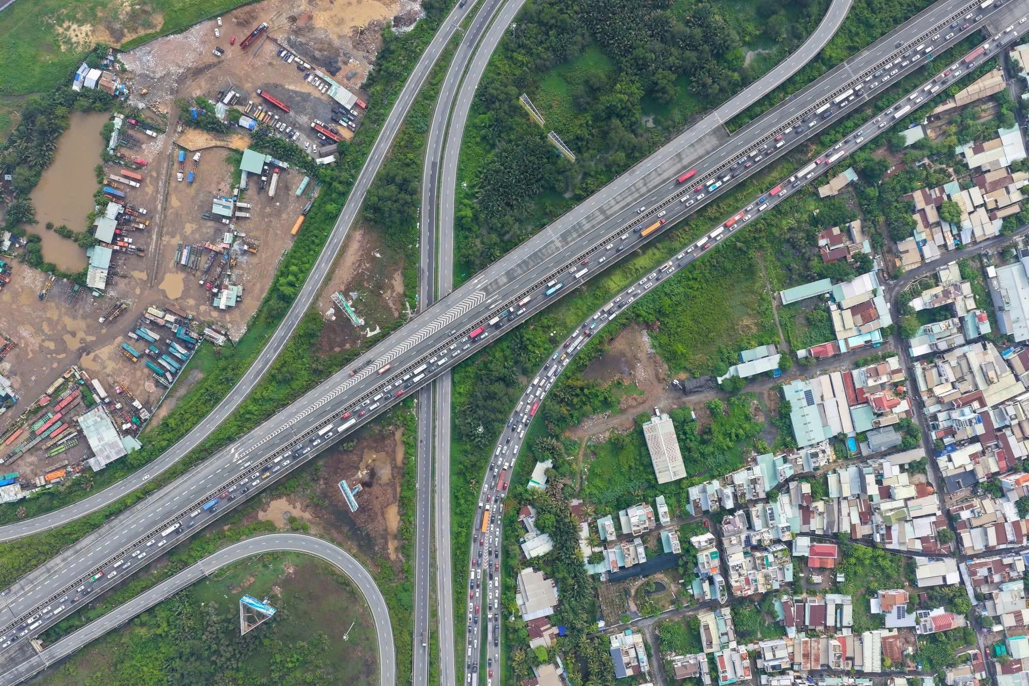 Tai nạn liên hoàn trên cao tốc TP.HCM - Long Thành - Dầu Giây, giao thông ùn ứ nhiều giờ- Ảnh 2. Tai nạn liên hoàn trên cao tốc TP.HCM - Long Thành - Dầu Giây, giao thông ùn ứ nhiều giờ- Ảnh 2.