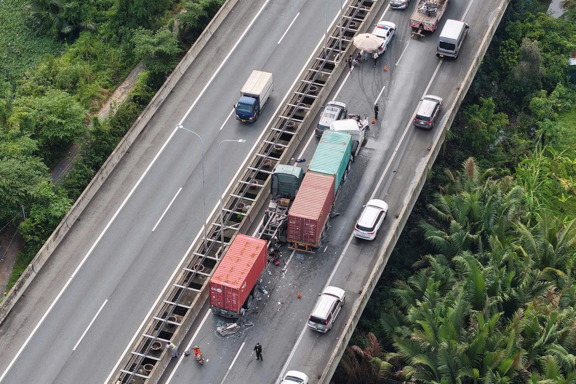 Tai nạn liên hoàn trên cao tốc TP.HCM - Long Thành - Dầu Giây, giao thông ùn ứ nhiều giờ- Ảnh 3. Tai nạn liên hoàn trên cao tốc TP.HCM - Long Thành - Dầu Giây, giao thông ùn ứ nhiều giờ- Ảnh 3.