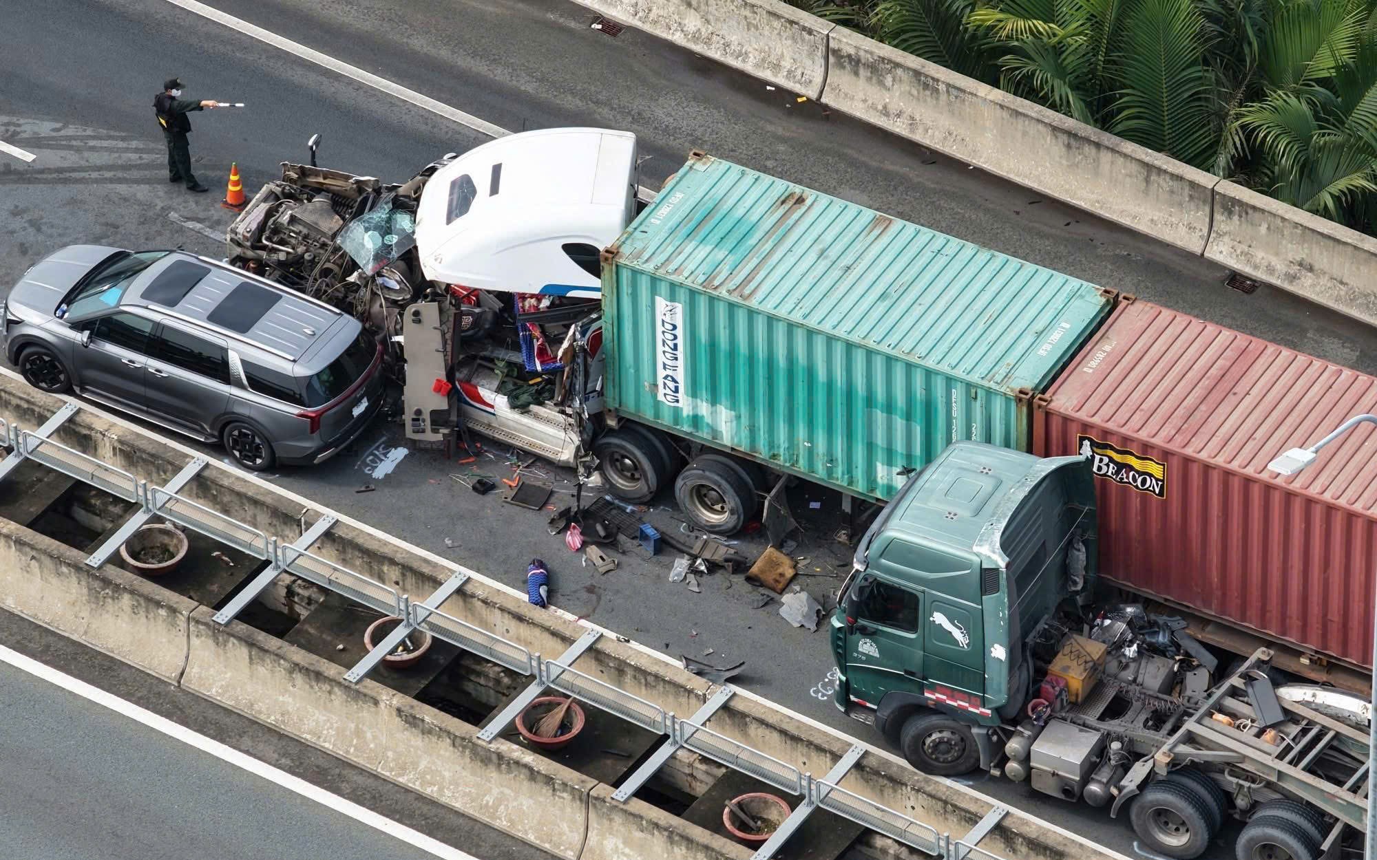 Tai nạn li&ecirc;n ho&agrave;n tr&ecirc;n cao tốc TP.HCM - Long Th&agrave;nh - Dầu Gi&acirc;y, giao th&ocirc;ng &ugrave;n ứ nhiều giờ