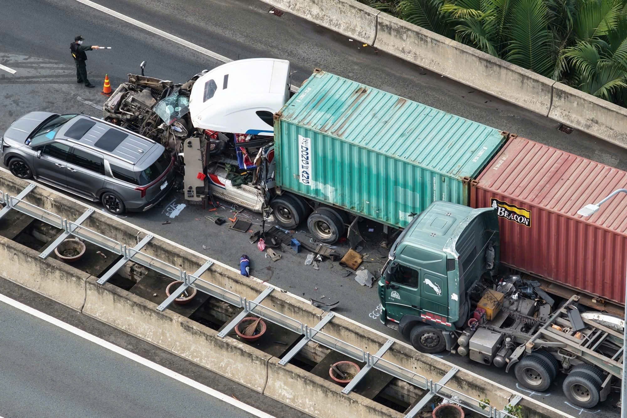 Tai nạn liên hoàn trên cao tốc TP.HCM - Long Thành - Dầu Giây, giao thông ùn ứ nhiều giờ- Ảnh 1. Tai nạn liên hoàn trên cao tốc TP.HCM - Long Thành - Dầu Giây, giao thông ùn ứ nhiều giờ- Ảnh 1.