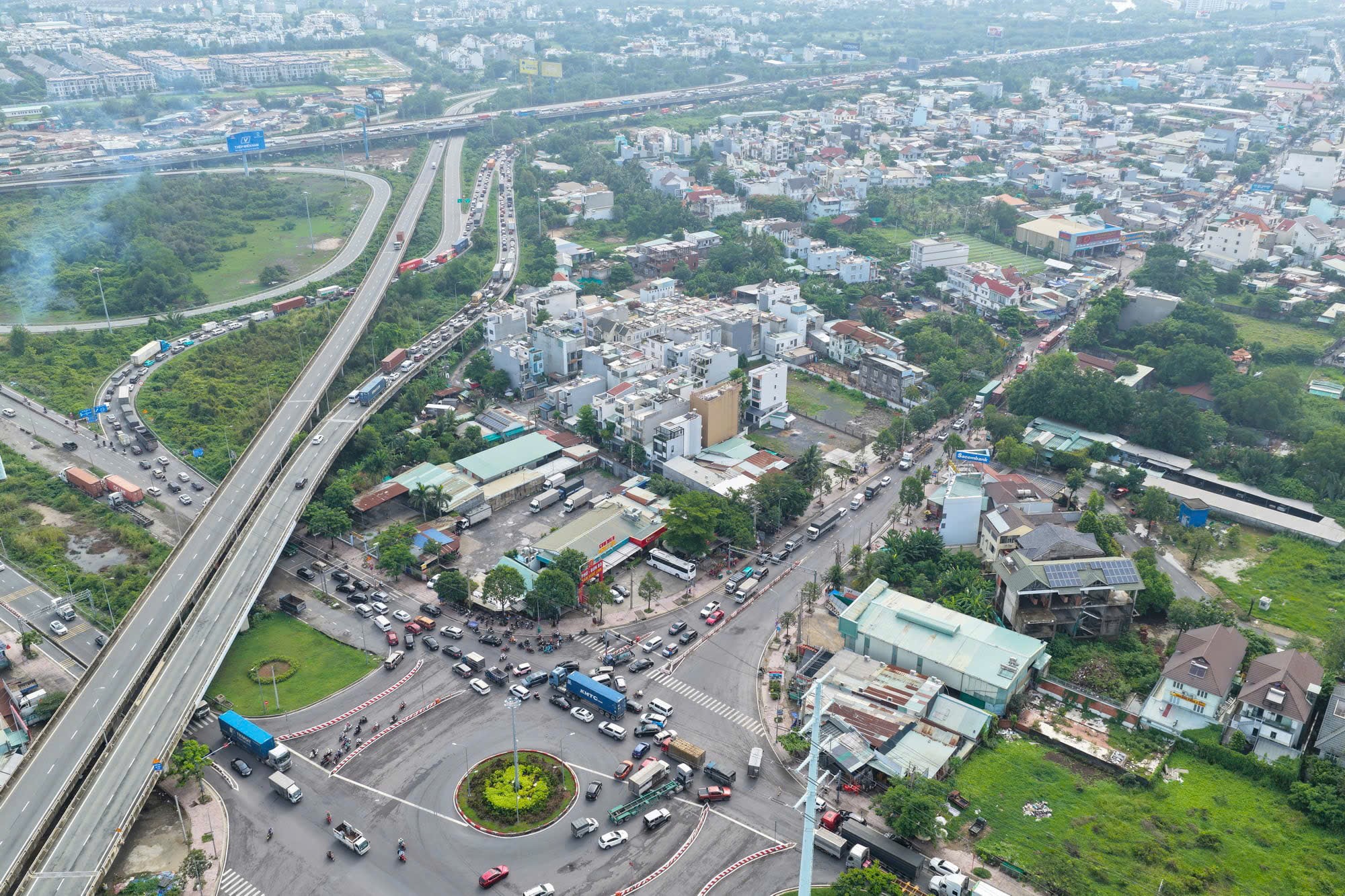 Tai nạn liên hoàn trên cao tốc TP.HCM - Long Thành - Dầu Giây, giao thông ùn ứ nhiều giờ- Ảnh 6. Tai nạn liên hoàn trên cao tốc TP.HCM - Long Thành - Dầu Giây, giao thông ùn ứ nhiều giờ- Ảnh 6.