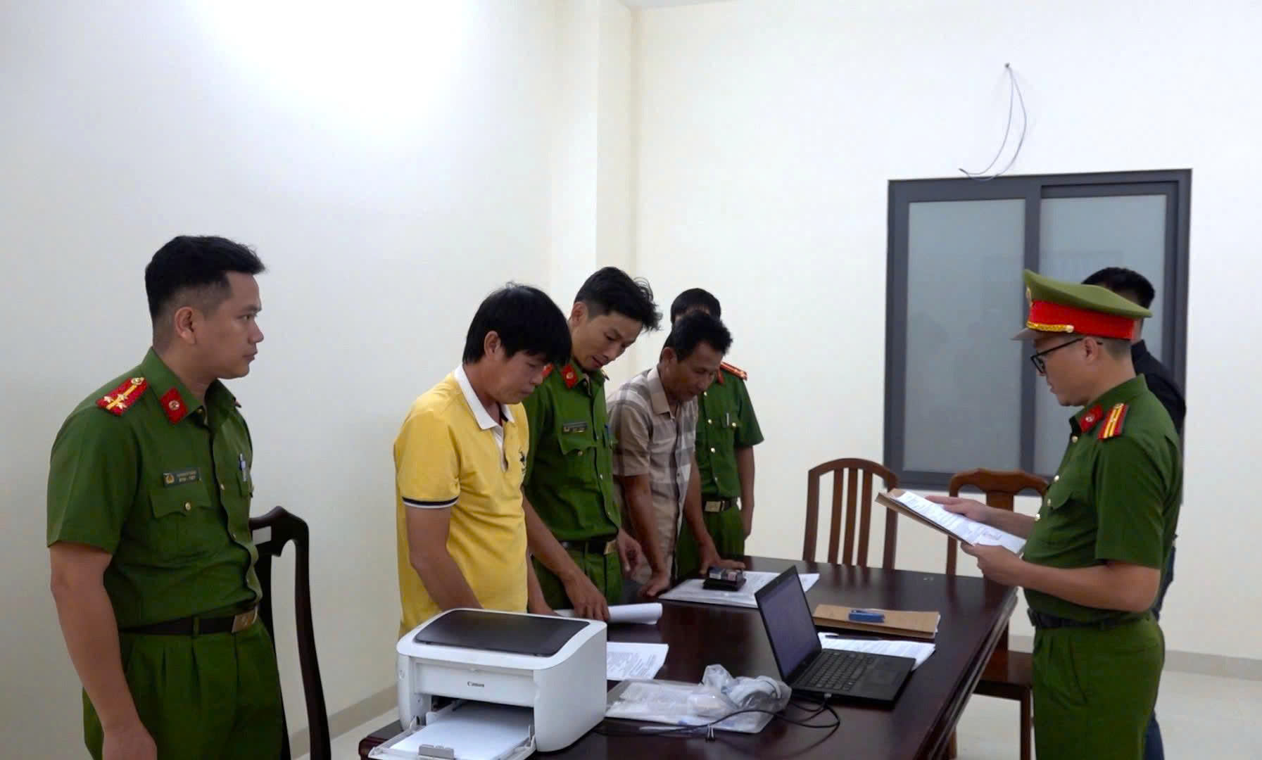 Hai huấn luyện vi&ecirc;n b&oacute;ng đ&aacute; ở Kh&aacute;nh H&ograve;a bị bắt v&igrave; "ăn chặn" tiền của cầu thủ trẻ- Ảnh 1.