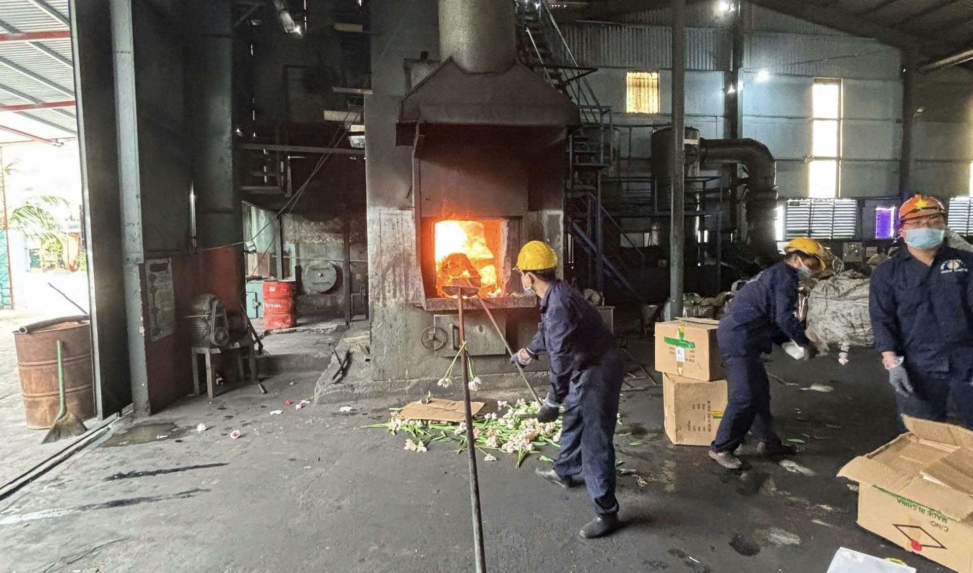 Đấu tranh chống bu&ocirc;n lậu, h&agrave;ng giả: Xử l&yacute; một vụ, cảnh tỉnh cả v&ugrave;ng- Ảnh 2.