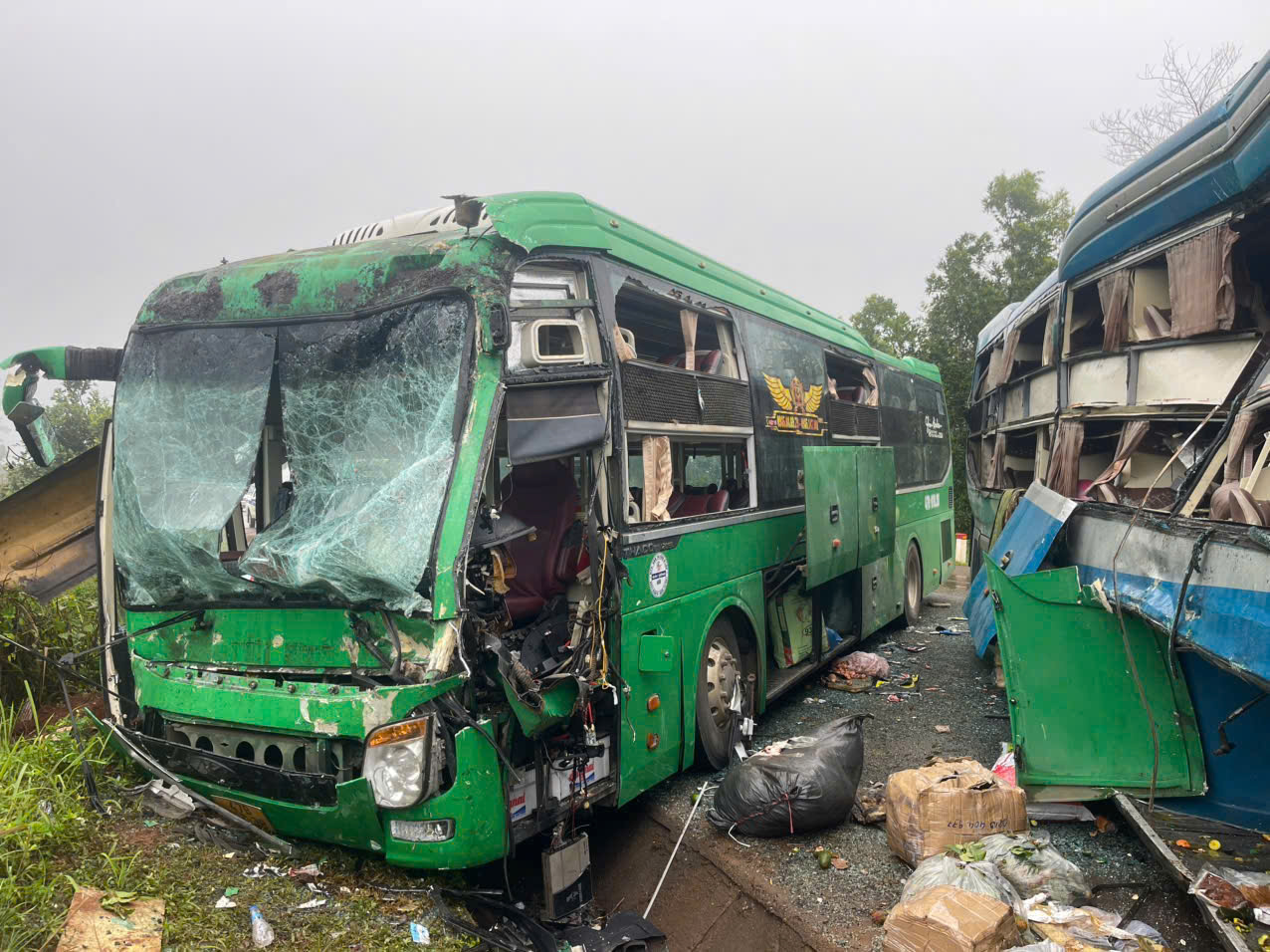 Hai xe khách va chạm lúc rạng sáng, 3 người bị thương- Ảnh 1. Hai xe khách va chạm lúc rạng sáng, 3 người bị thương- Ảnh 1.