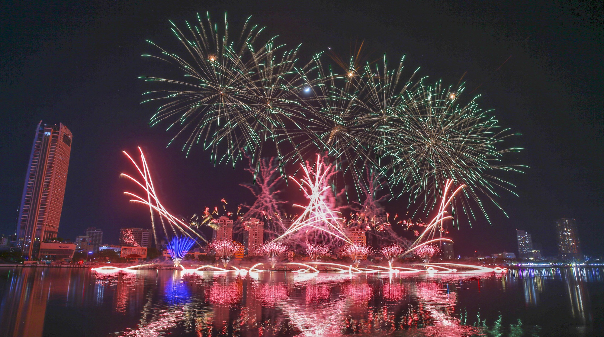 Khai mạc ph&aacute;o hoa quốc tế Đ&agrave; Nẵng 2025: M&agrave;n so t&agrave;i kịch t&iacute;nh giữa đội chủ nh&agrave; v&agrave; Phần Lan- Ảnh 1.