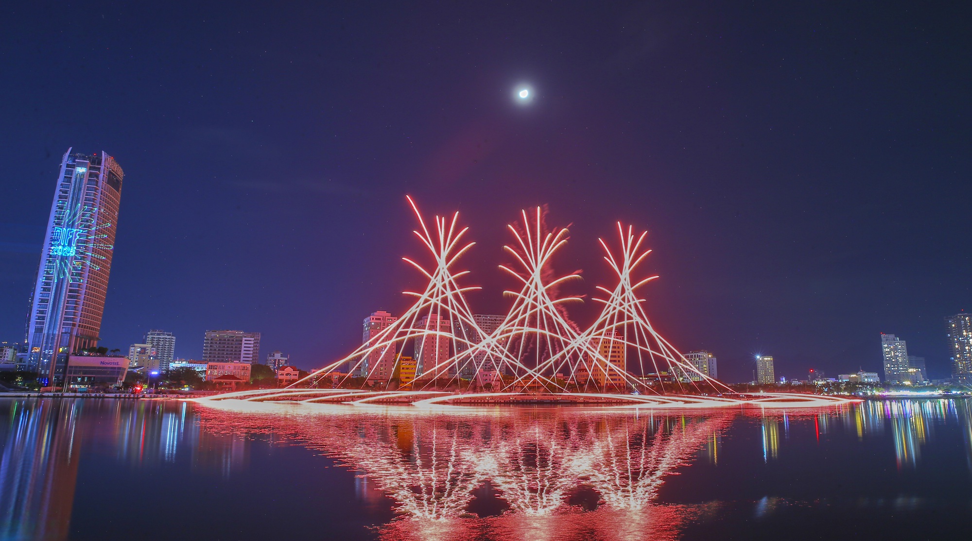 Khai mạc ph&aacute;o hoa quốc tế Đ&agrave; Nẵng 2025: M&agrave;n so t&agrave;i kịch t&iacute;nh giữa đội chủ nh&agrave; v&agrave; Phần Lan- Ảnh 2.