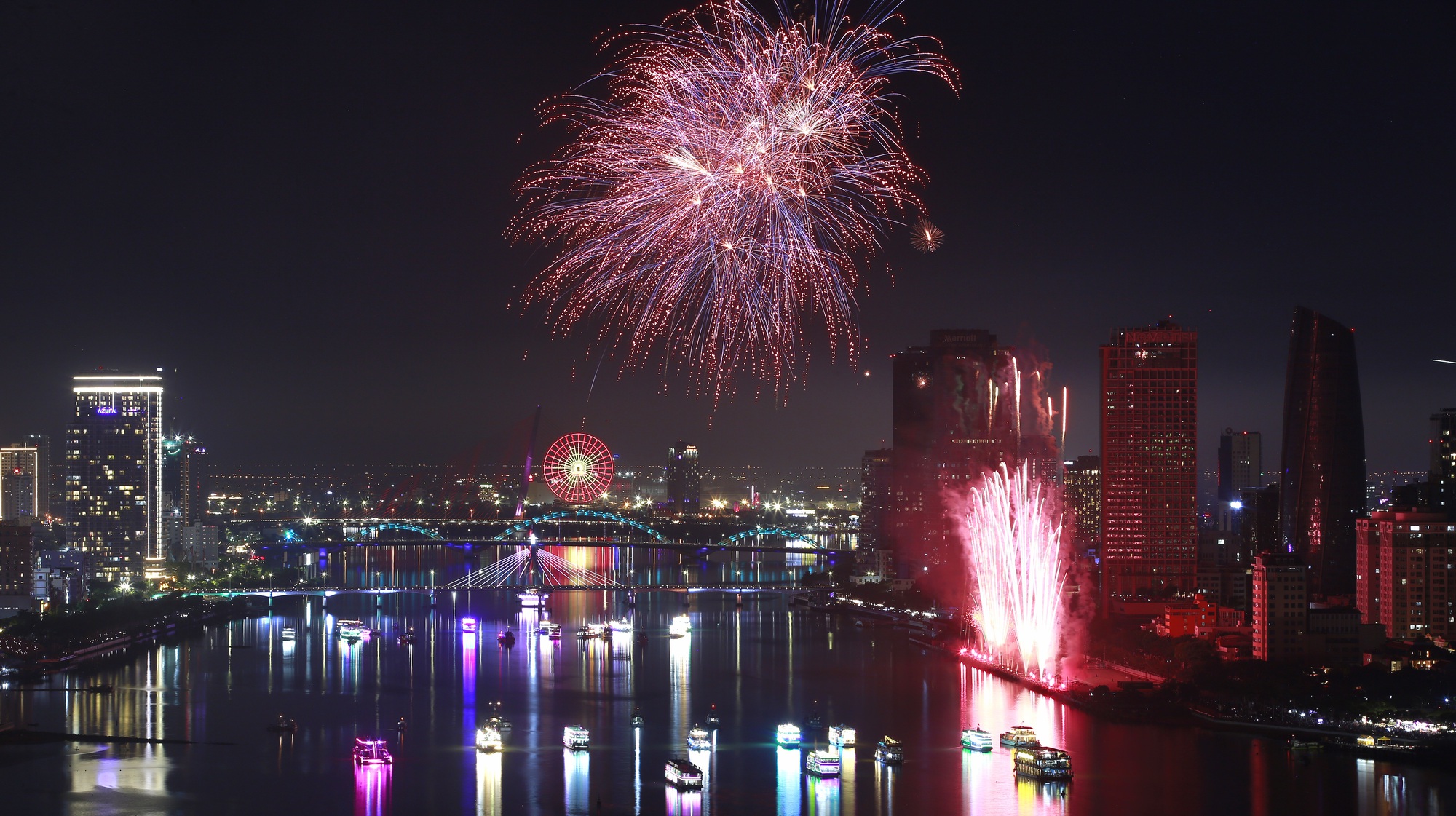 Khai mạc ph&aacute;o hoa quốc tế Đ&agrave; Nẵng 2025: M&agrave;n so t&agrave;i kịch t&iacute;nh giữa đội chủ nh&agrave; v&agrave; Phần Lan- Ảnh 4.