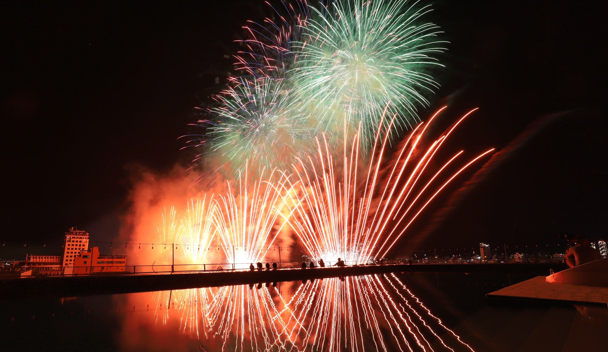 Khai mạc ph&aacute;o hoa quốc tế Đ&agrave; Nẵng 2025: M&agrave;n so t&agrave;i kịch t&iacute;nh giữa đội chủ nh&agrave; v&agrave; Phần Lan- Ảnh 6.