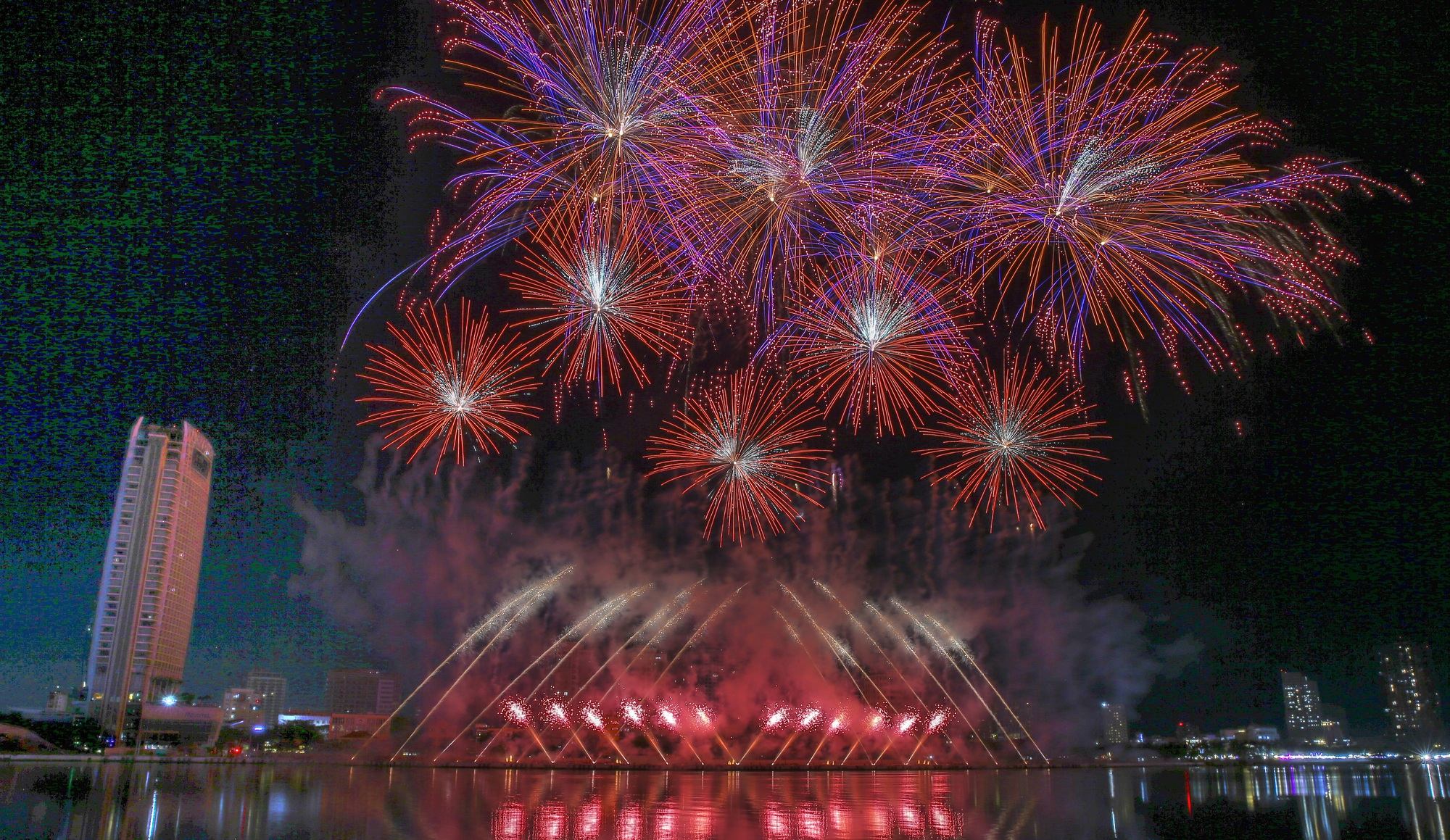 Khai mạc ph&aacute;o hoa quốc tế Đ&agrave; Nẵng 2025: M&agrave;n so t&agrave;i kịch t&iacute;nh giữa đội chủ nh&agrave; v&agrave; Phần Lan- Ảnh 5.