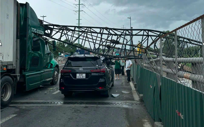 Nguyên nhân giàn cẩu thi công nút giao Mỹ Thủy đổ sập vào xe đang lưu thông trên đường- Ảnh 4. TP.HCM: Cần cẩu công trình bất ngờ đổ, đè trúng ô tô trên cầu vượt Mỹ Thủy