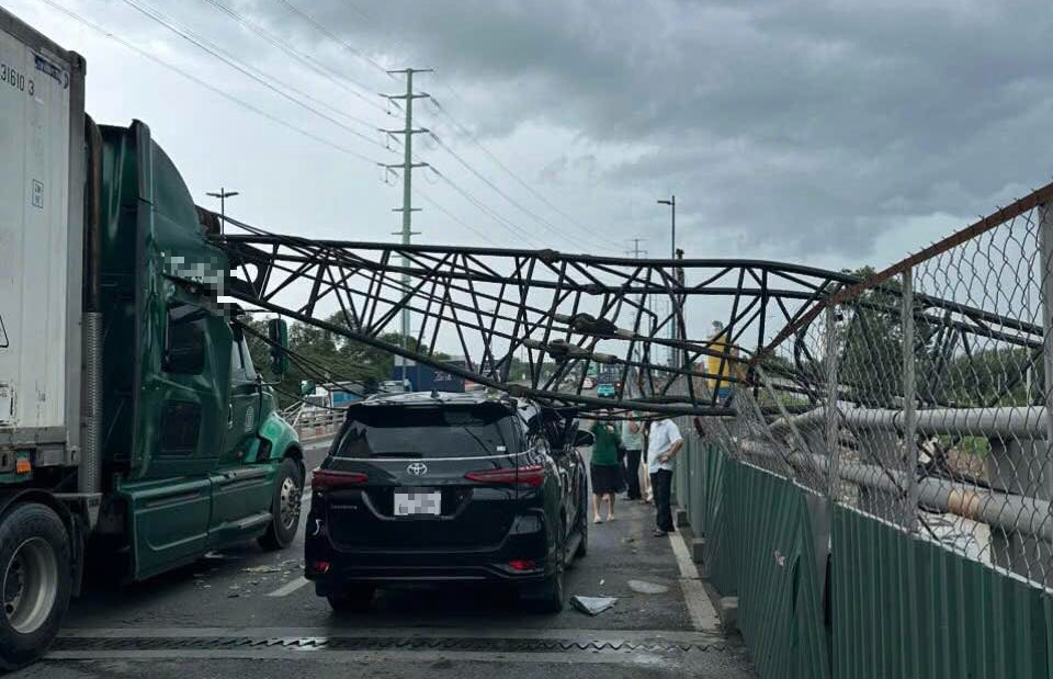 Vụ sập cần cẩu n&uacute;t giao Mỹ Thủy: Bồi thường gần 400 triệu đồng, chủ xe l&agrave;m đơn b&atilde;i nại- Ảnh 2.