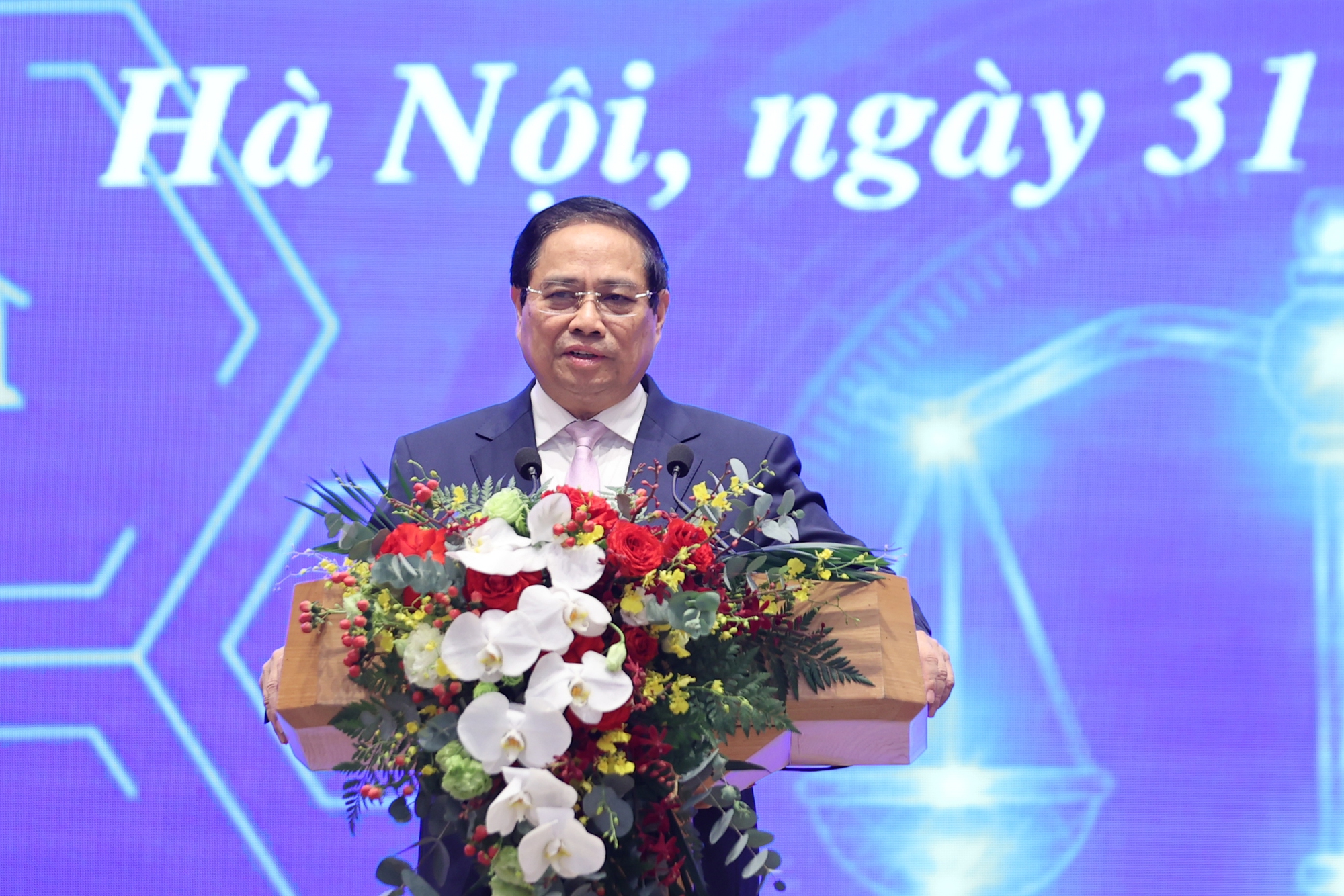 Thủ tướng Phạm Minh Ch&iacute;nh khai trương, trực tiếp trải nghiệm Cổng Ph&aacute;p luật quốc gia- Ảnh 2.