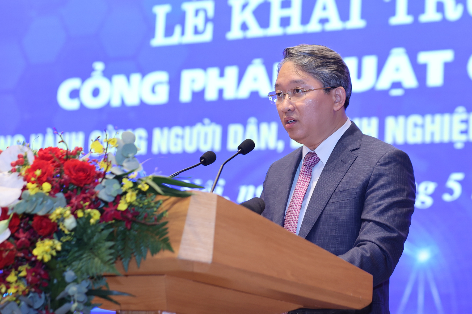 Thủ tướng Phạm Minh Ch&iacute;nh khai trương, trực tiếp trải nghiệm Cổng Ph&aacute;p luật quốc gia- Ảnh 3.