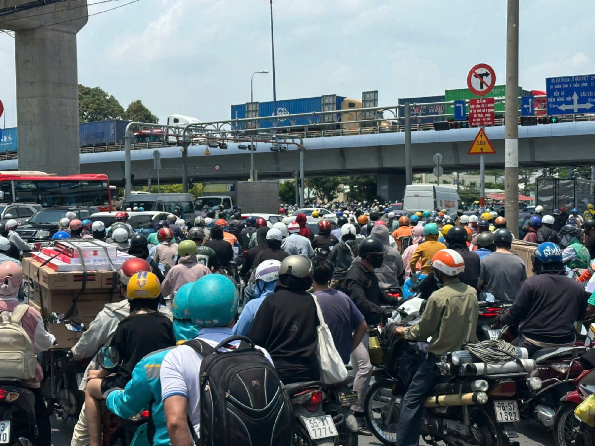 TP.HCM: Hàng chục đèn tín hiệu không hoạt động, giao thông thường xuyên ùn tắc- Ảnh 2.