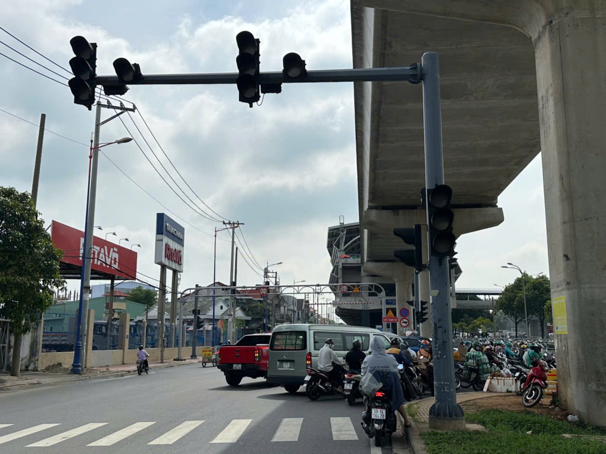 TP.HCM: Hàng chục đèn tín hiệu không hoạt động, giao thông thường xuyên ùn tắc- Ảnh 4.
