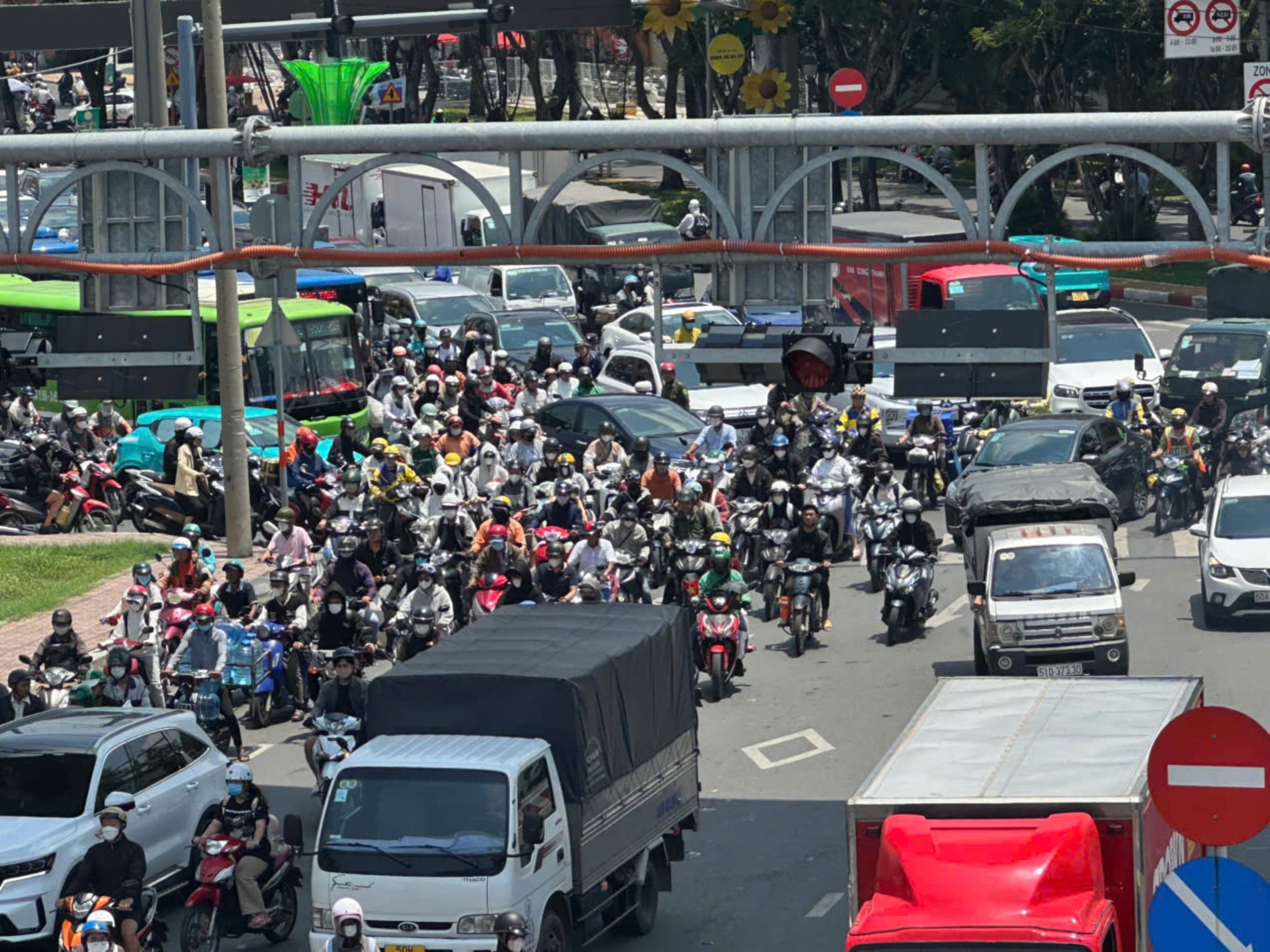 TP.HCM: Hàng chục đèn tín hiệu không hoạt động, giao thông thường xuyên ùn tắc- Ảnh 5.