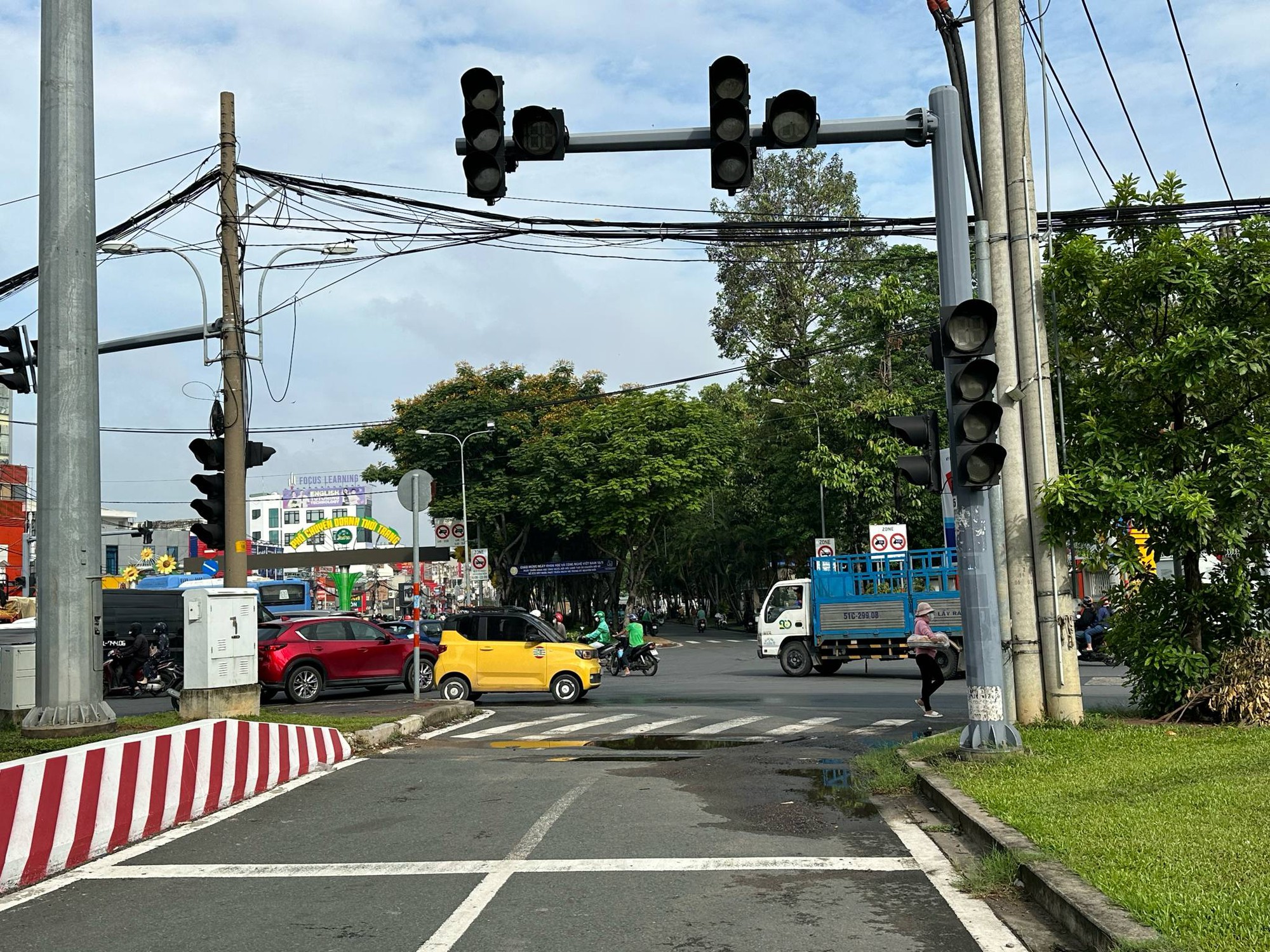 TP.HCM: Hàng chục đèn tín hiệu không hoạt động, giao thông thường xuyên ùn tắc- Ảnh 8.