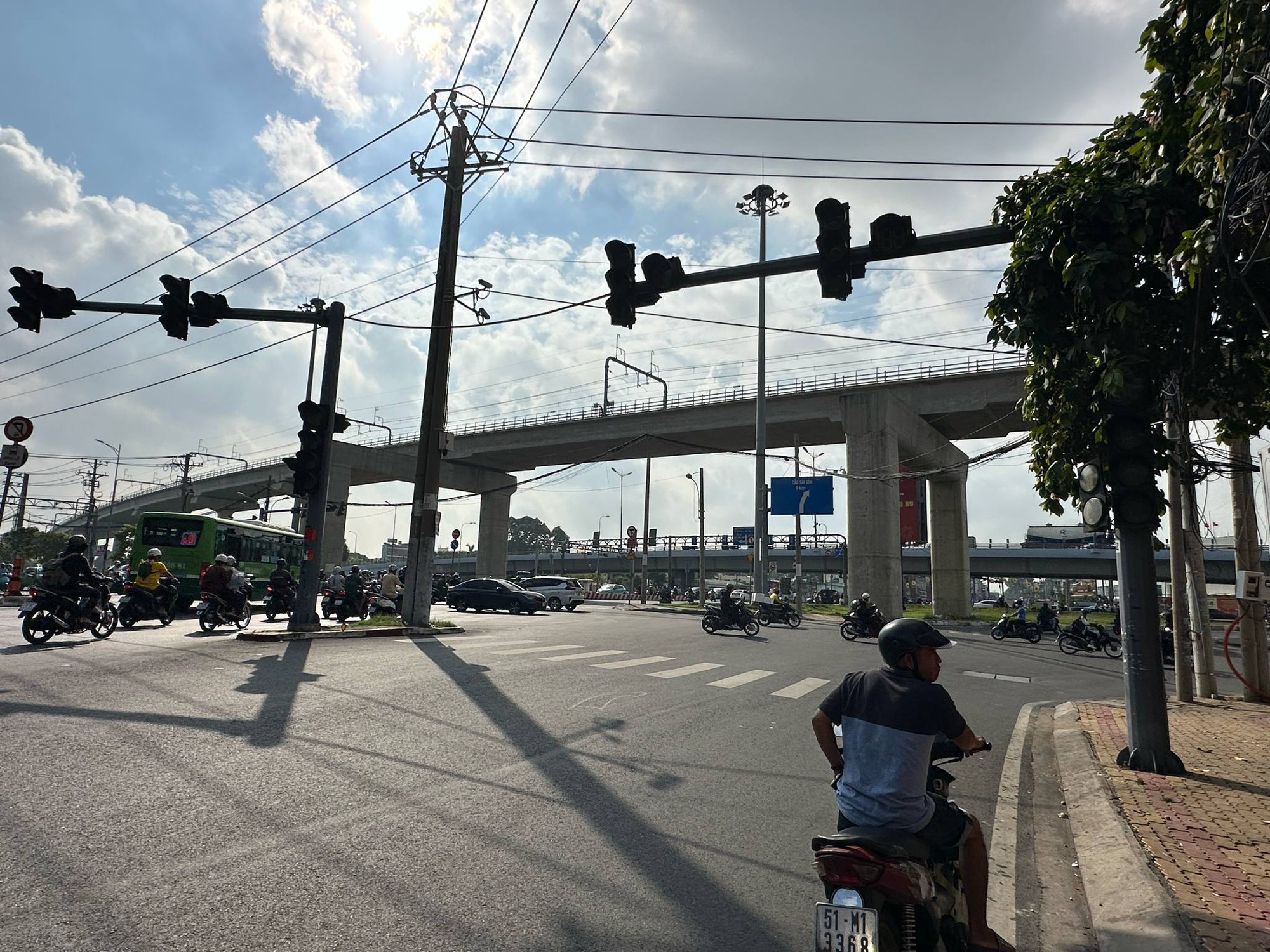 TP.HCM: Hàng chục đèn tín hiệu không hoạt động, giao thông thường xuyên ùn tắc- Ảnh 9.