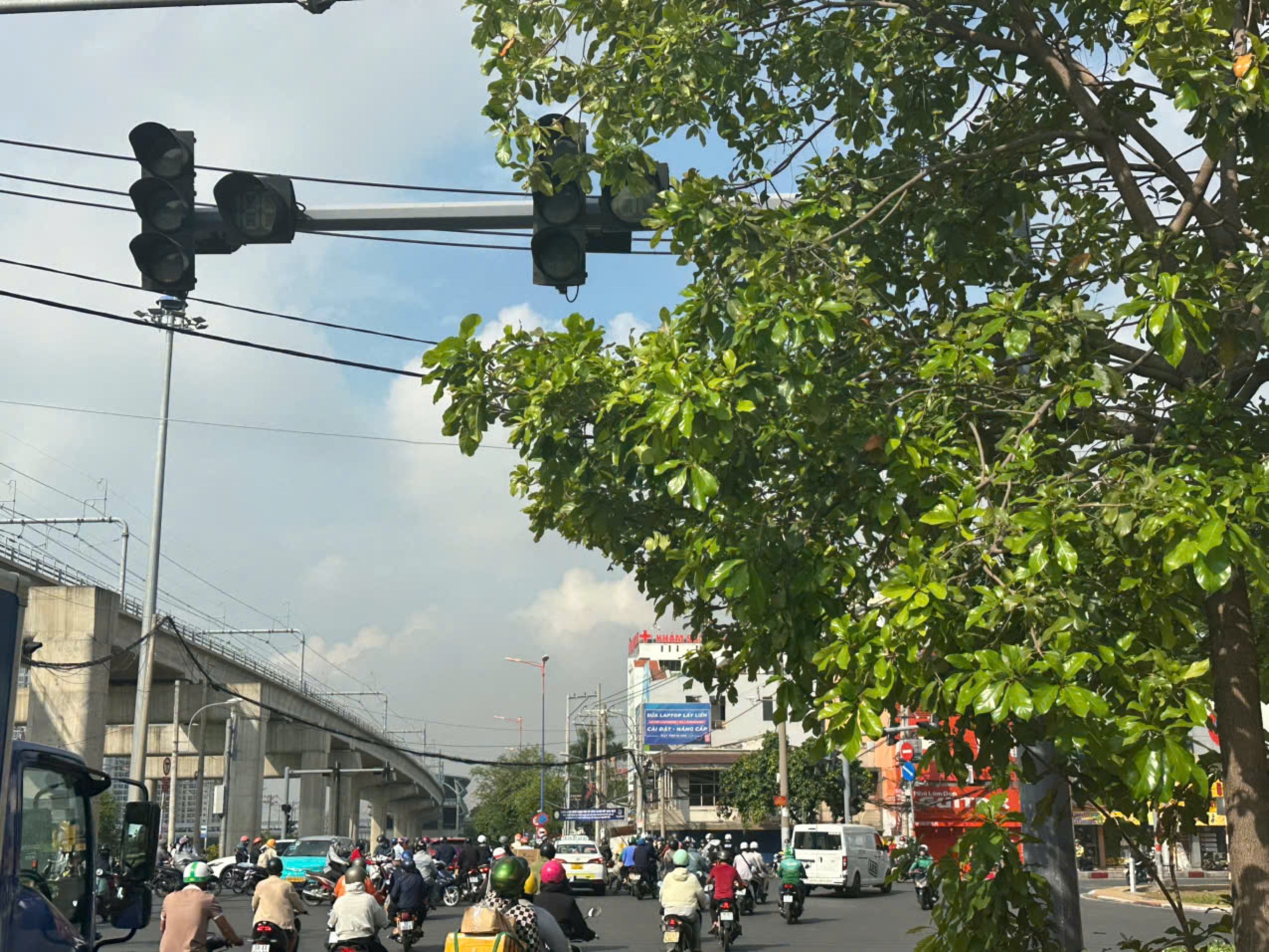 TP.HCM: Hàng chục đèn tín hiệu không hoạt động, giao thông thường xuyên ùn tắc- Ảnh 10.