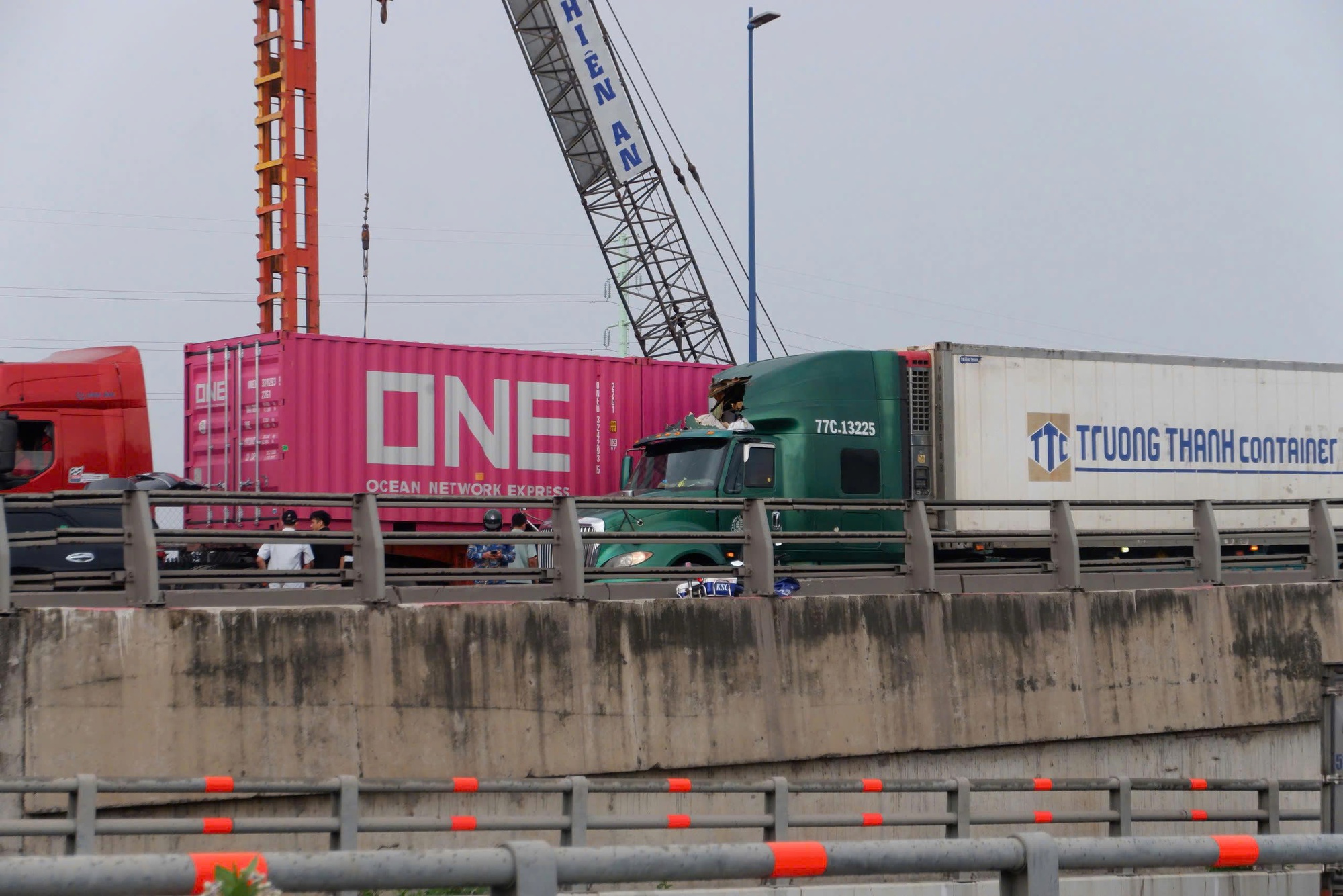 TP.HCM: Cần cẩu c&ocirc;ng tr&igrave;nh bất ngờ đổ, đ&egrave; tr&uacute;ng &ocirc; t&ocirc; tr&ecirc;n cầu vượt Mỹ Thủy- Ảnh 2.