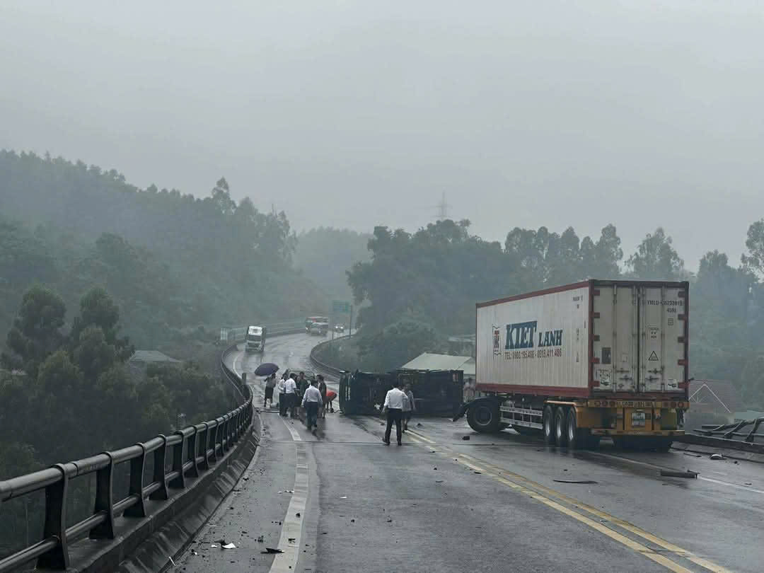 Tai nạn li&ecirc;n ho&agrave;n tr&ecirc;n Cao tốc Nội B&agrave;i - L&agrave;o Cai, 3 người bị thương- Ảnh 1.