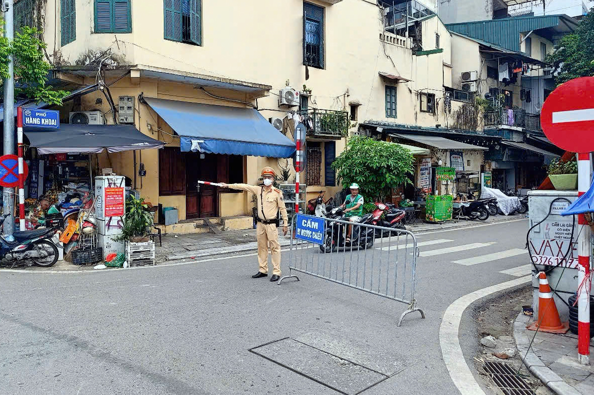 Hà Nội: CSGT xử lý hàng chục xe máy đi ngược chiều khu vực phố cổ- Ảnh 1. Hà Nội: CSGT xử lý hàng chục xe máy đi ngược chiều khu vực phố cổ- Ảnh 1.