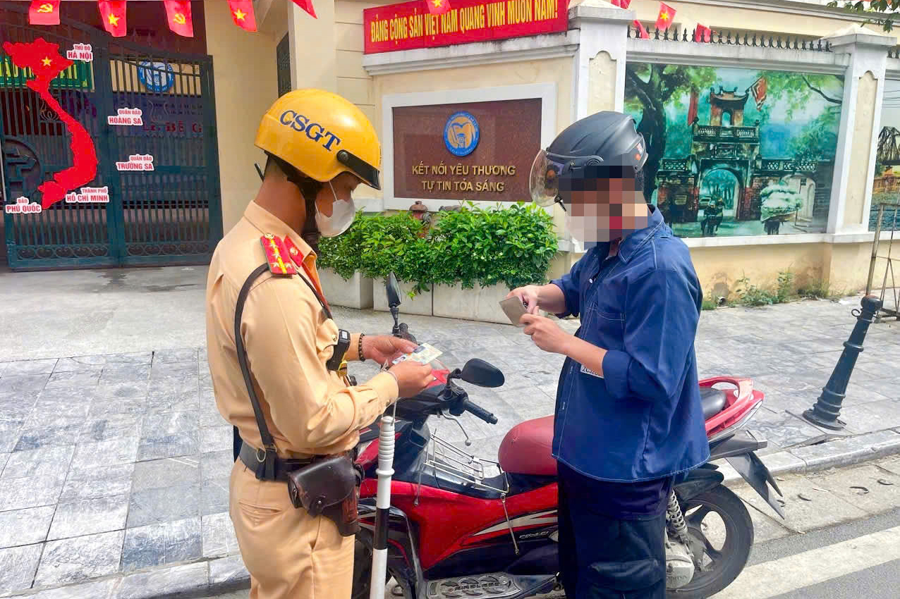 Hà Nội: CSGT xử lý hàng chục xe máy đi ngược chiều khu vực phố cổ- Ảnh 2. Hà Nội: CSGT xử lý hàng chục xe máy đi ngược chiều khu vực phố cổ- Ảnh 2.