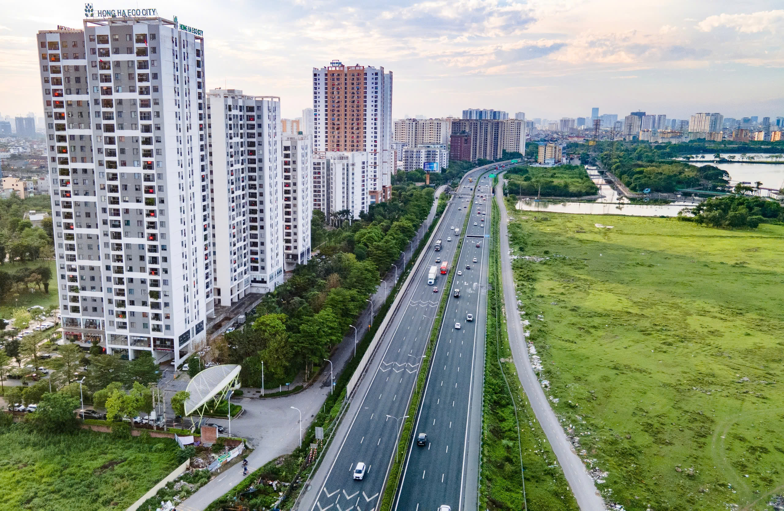 Cửa ngõ Thủ đô thông thoáng bất ngờ ngày cuối kỳ nghỉ lễ 30/4- Ảnh 1. Cửa ngõ Thủ đô thông thoáng bất ngờ ngày cuối kỳ nghỉ lễ 30/4- Ảnh 1.