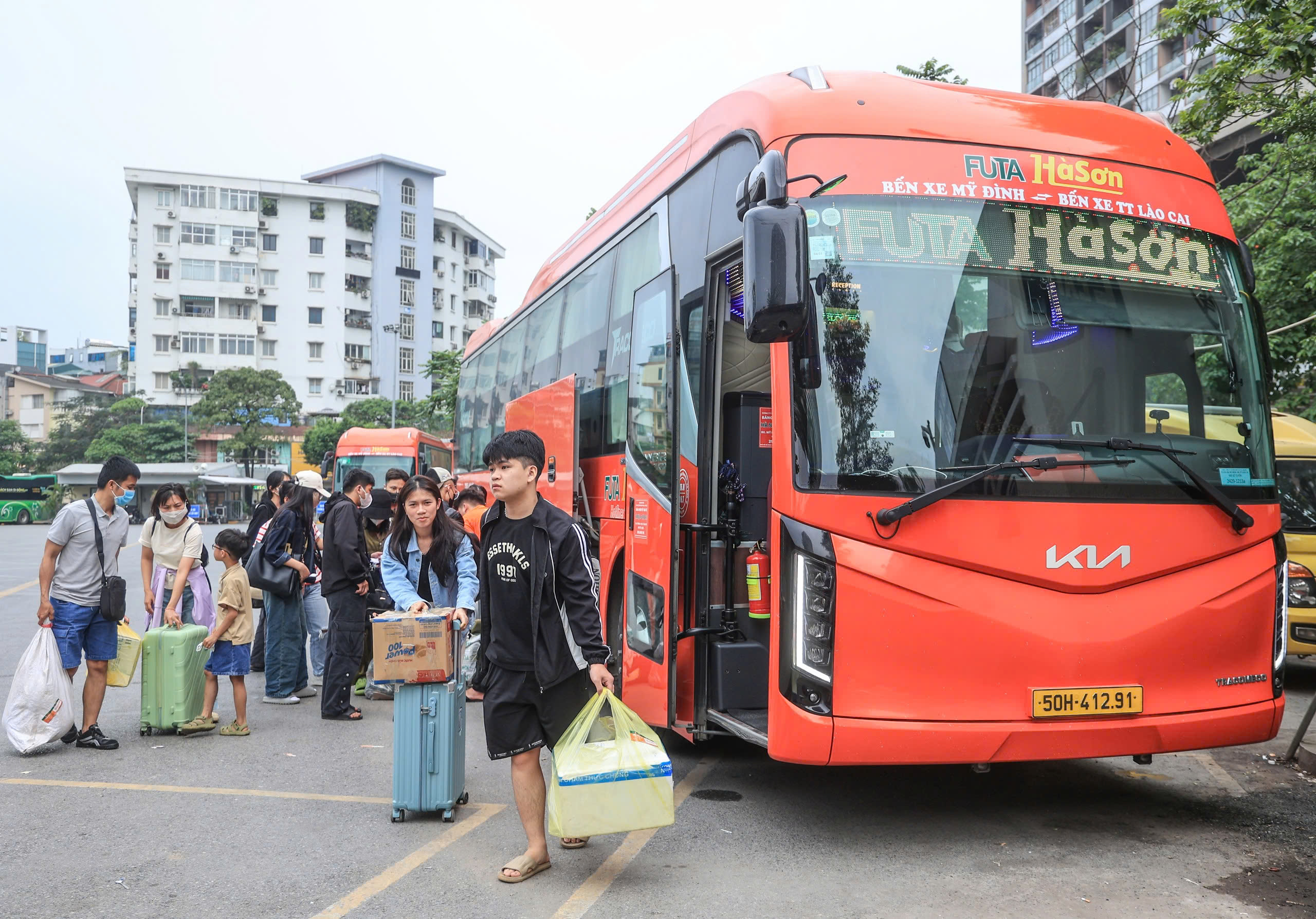 Người d&acirc;n lỉnh kỉnh đồ đạc trở lại H&agrave; Nội sau kỳ nghỉ lễ 30/4- Ảnh 14.