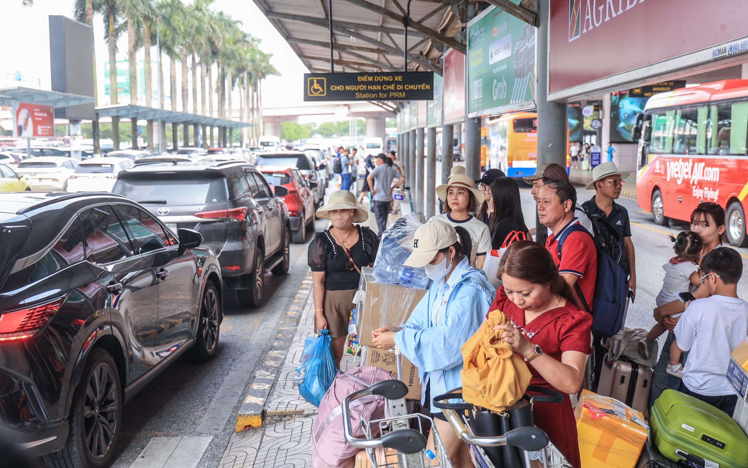 S&acirc;n bay Nội B&agrave;i nườm nượp kh&aacute;ch ng&agrave;y cuối nghỉ lễ 30/4- Ảnh 12.