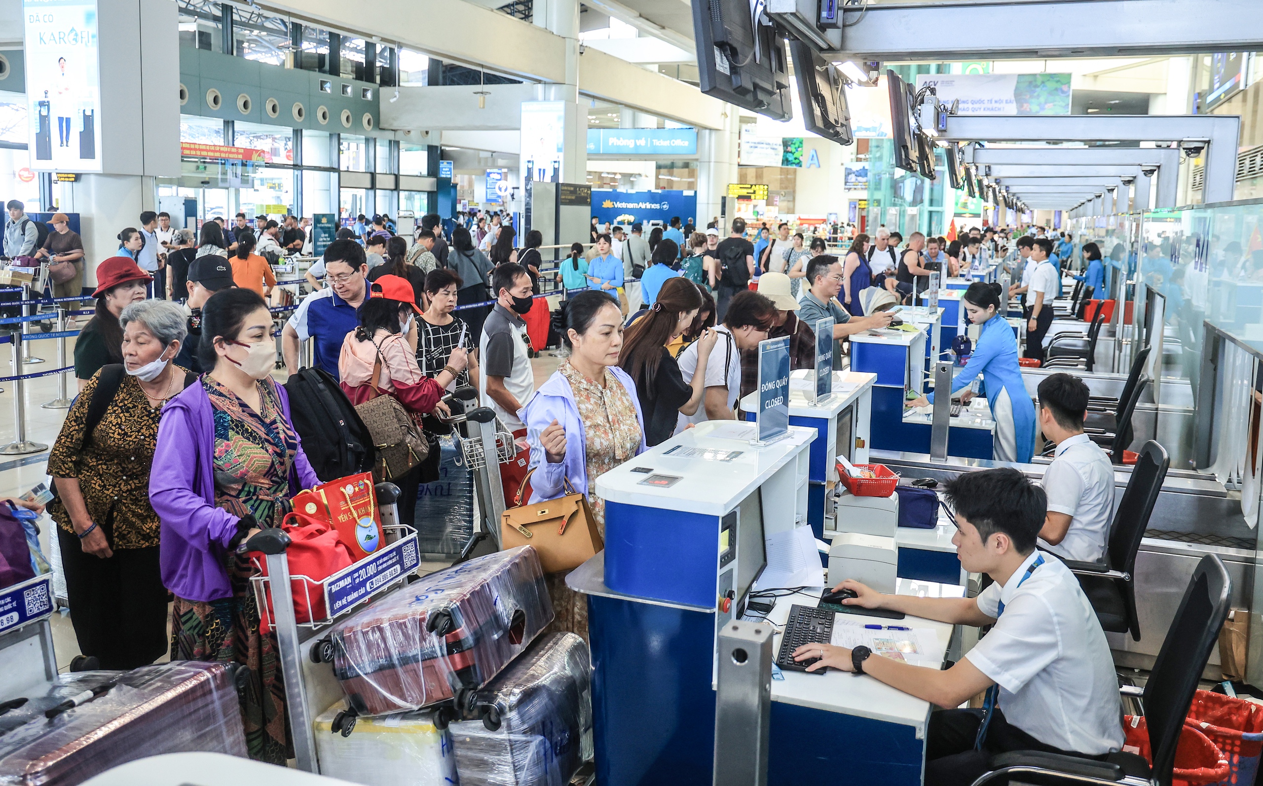 S&acirc;n bay Nội B&agrave;i nườm nượp kh&aacute;ch ng&agrave;y cuối nghỉ lễ 30/4- Ảnh 2.