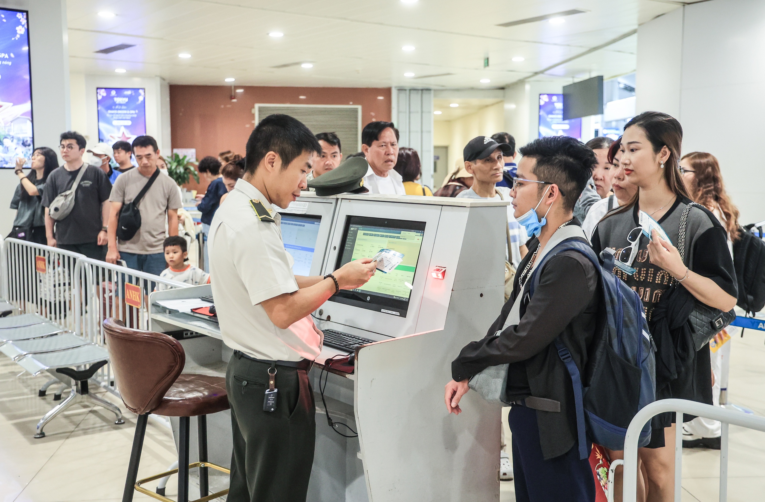 S&acirc;n bay Nội B&agrave;i nườm nượp kh&aacute;ch ng&agrave;y cuối nghỉ lễ 30/4- Ảnh 8.