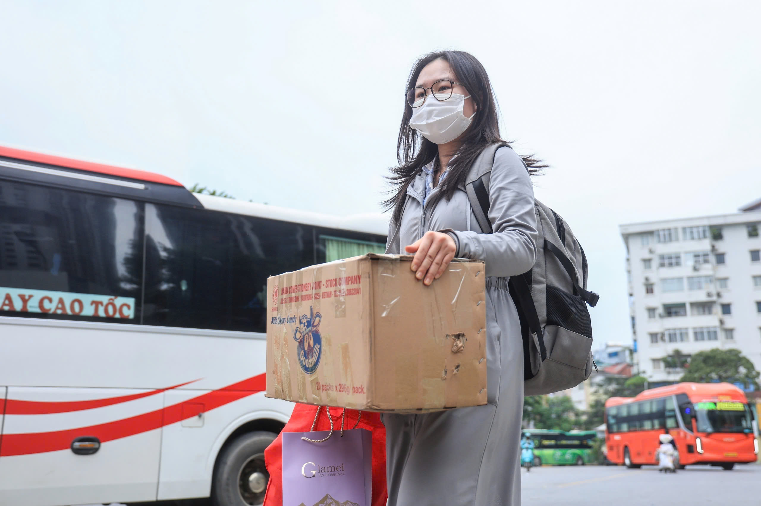 Người d&acirc;n lỉnh kỉnh đồ đạc trở lại H&agrave; Nội sau kỳ nghỉ lễ 30/4- Ảnh 11.