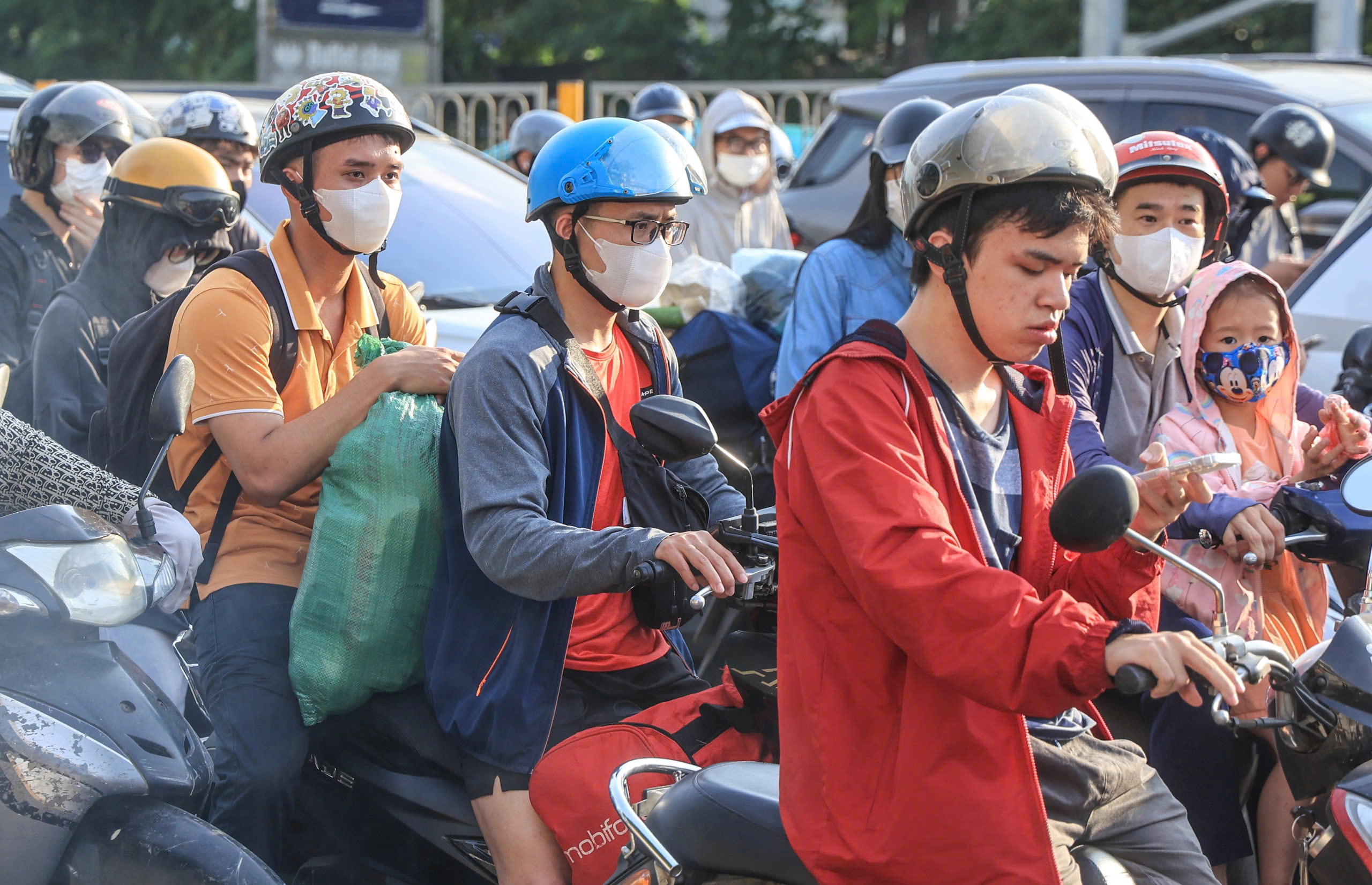 Cửa ngõ Thủ đô thông thoáng bất ngờ ngày cuối kỳ nghỉ lễ 30/4- Ảnh 7. Cửa ngõ Thủ đô thông thoáng bất ngờ ngày cuối kỳ nghỉ lễ 30/4- Ảnh 7.