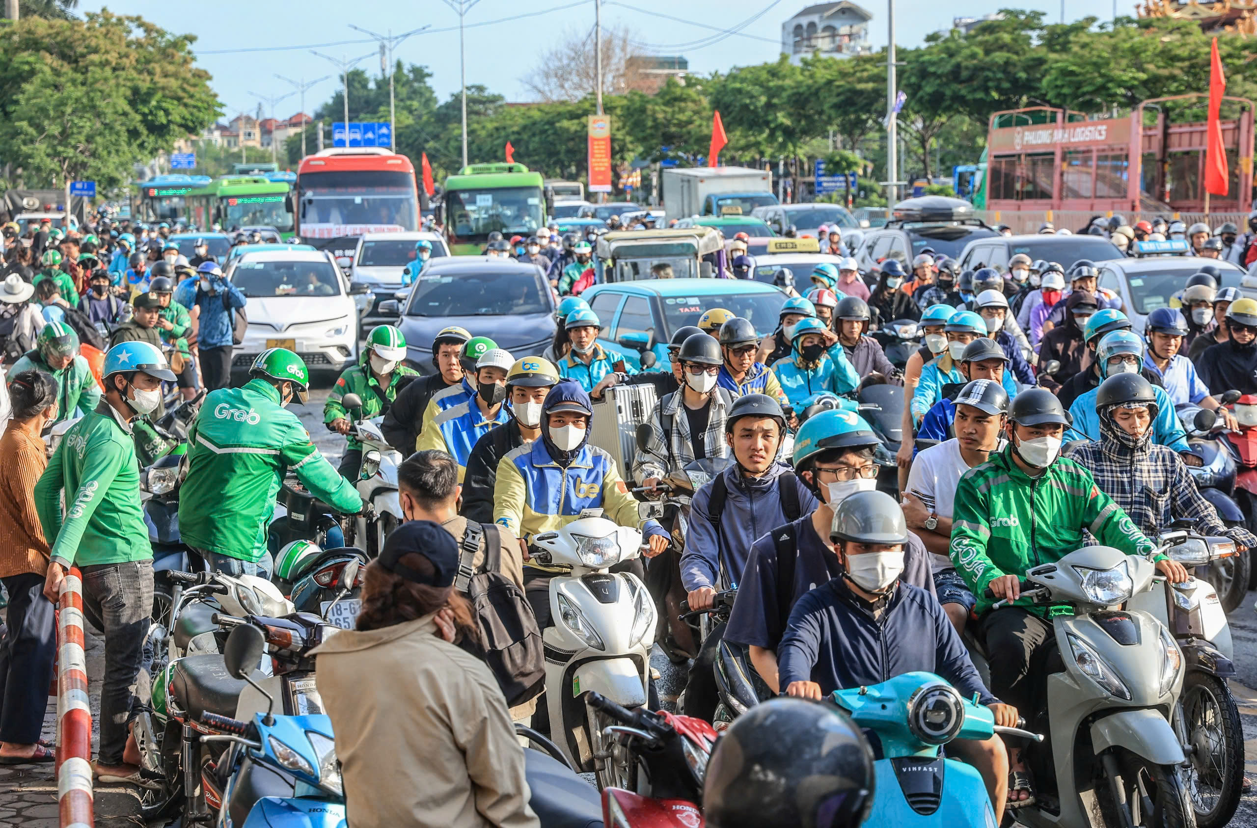 Cửa ngõ Thủ đô thông thoáng bất ngờ ngày cuối kỳ nghỉ lễ 30/4- Ảnh 6. Cửa ngõ Thủ đô thông thoáng bất ngờ ngày cuối kỳ nghỉ lễ 30/4- Ảnh 6.