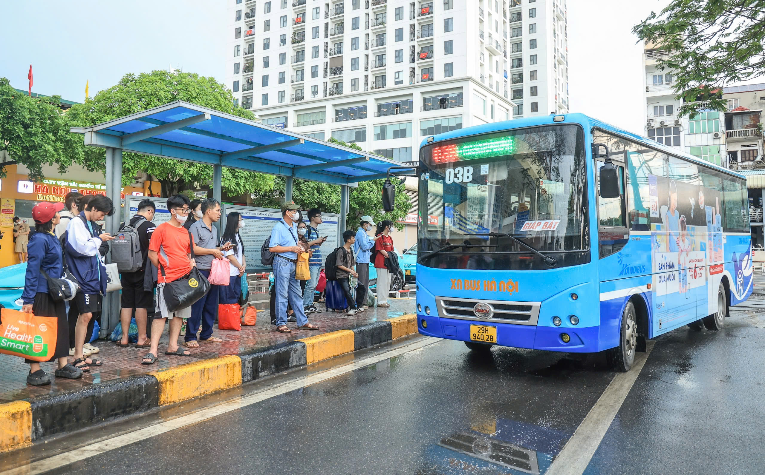 Người d&acirc;n lỉnh kỉnh đồ đạc trở lại H&agrave; Nội sau kỳ nghỉ lễ 30/4- Ảnh 7.