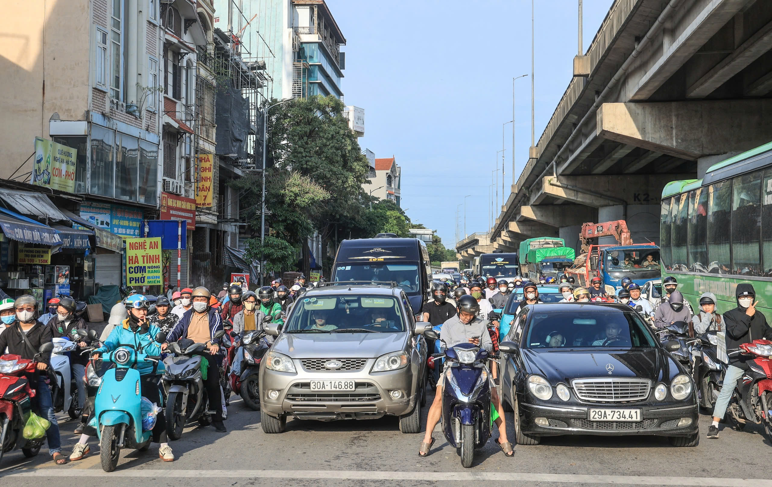 Cửa ngõ Thủ đô thông thoáng bất ngờ ngày cuối kỳ nghỉ lễ 30/4- Ảnh 12. Cửa ngõ Thủ đô thông thoáng bất ngờ ngày cuối kỳ nghỉ lễ 30/4- Ảnh 12.