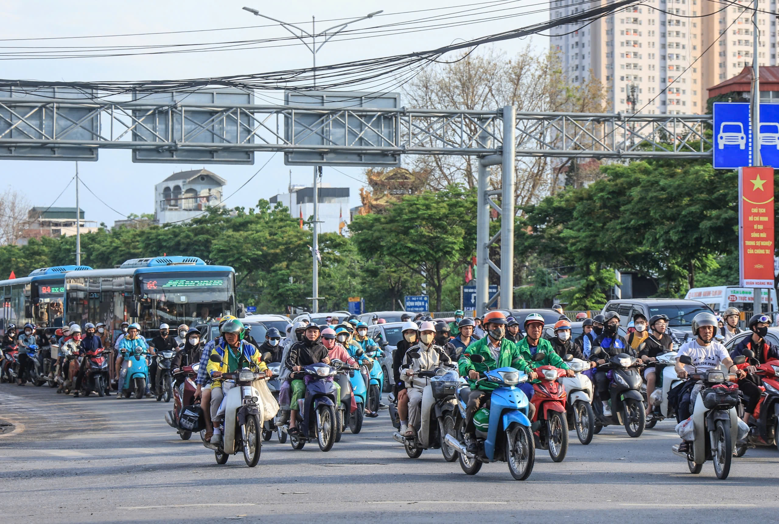 Cửa ngõ Thủ đô thông thoáng bất ngờ ngày cuối kỳ nghỉ lễ 30/4- Ảnh 5. Cửa ngõ Thủ đô thông thoáng bất ngờ ngày cuối kỳ nghỉ lễ 30/4- Ảnh 5.