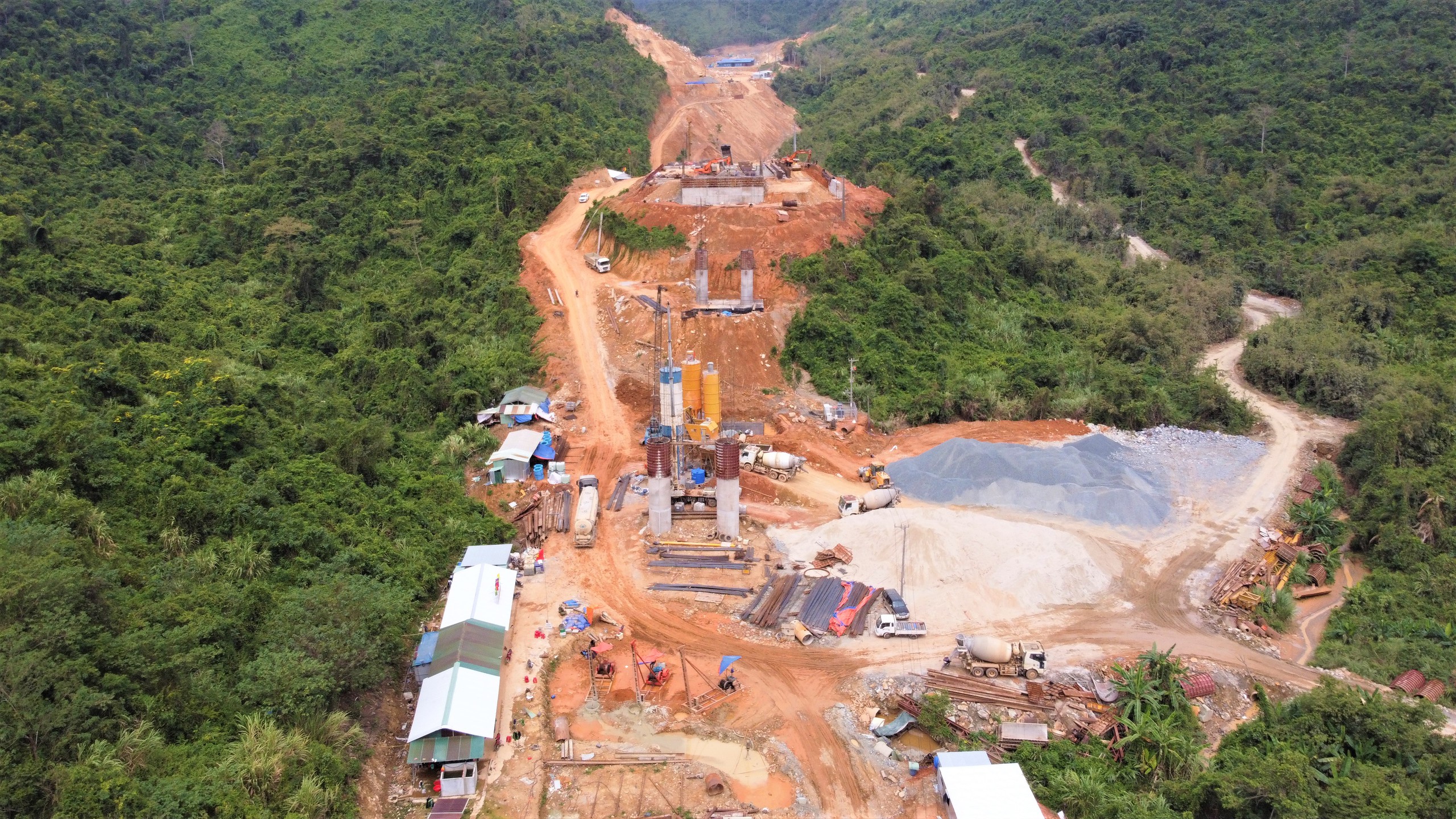 Thi c&ocirc;ng xuy&ecirc;n rừng, xuy&ecirc;n lễ tr&ecirc;n cao tốc Kh&aacute;nh H&ograve;a - Bu&ocirc;n Ma Thuột- Ảnh 1.